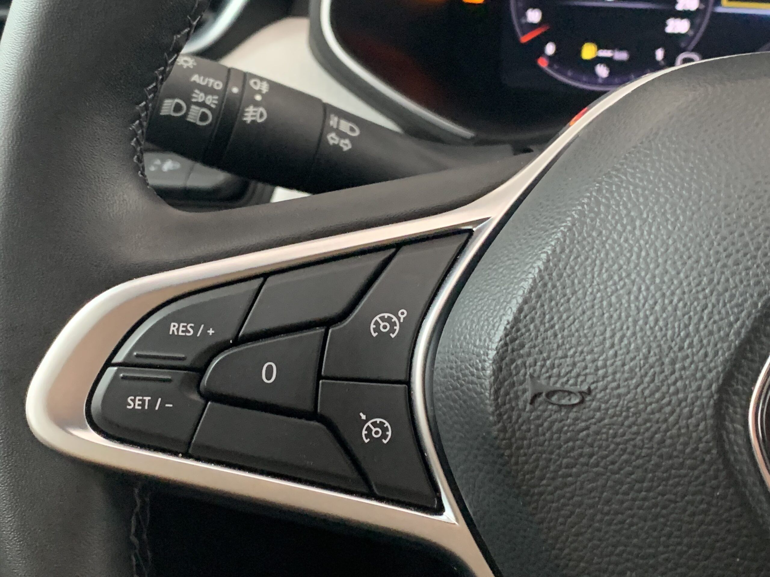 RENAULT CLIO TECHNO TCE 140CV + RUEDA DE REPUESTO + CARGADOR POR INDUCCION + PACK CITY