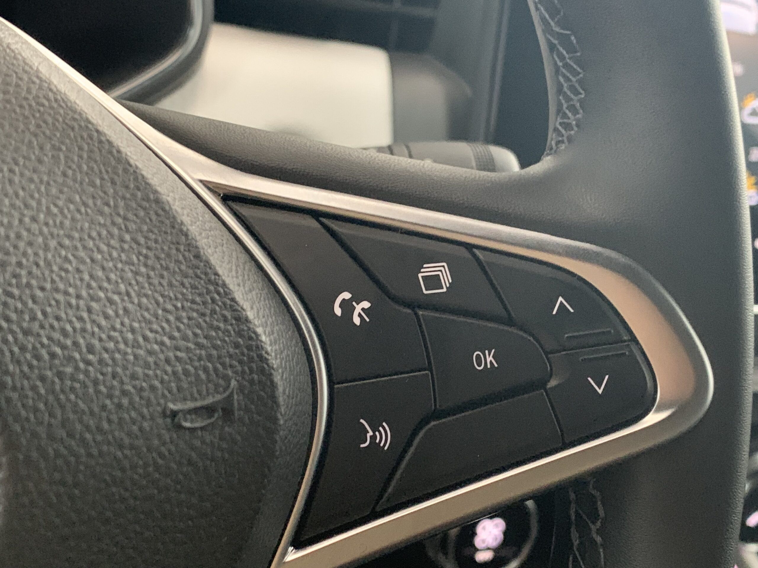 RENAULT CLIO TECHNO TCE 140CV + RUEDA DE REPUESTO + CARGADOR POR INDUCCION + PACK CITY