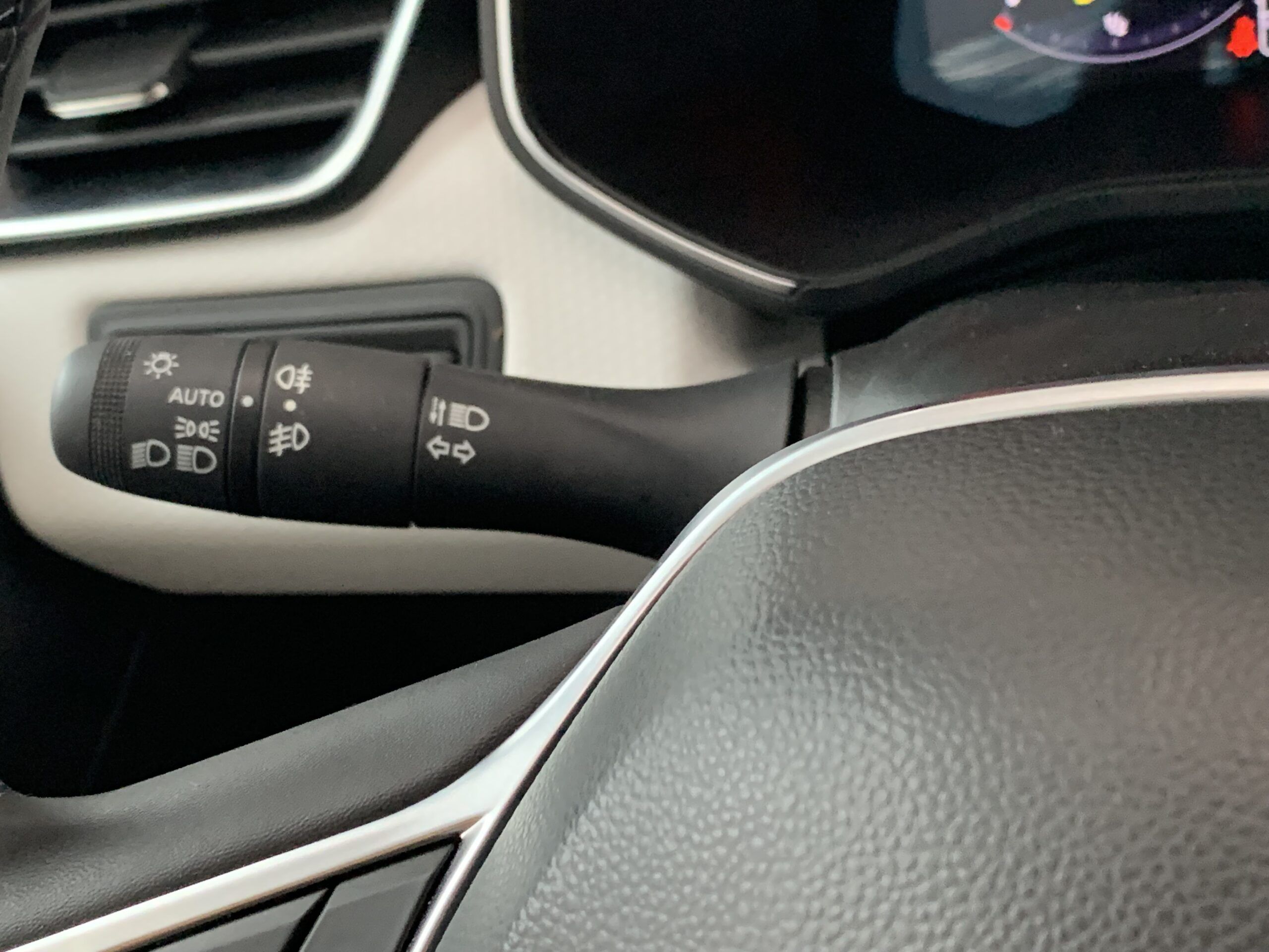 RENAULT CLIO TECHNO TCE 140CV + RUEDA DE REPUESTO + CARGADOR POR INDUCCION + PACK CITY