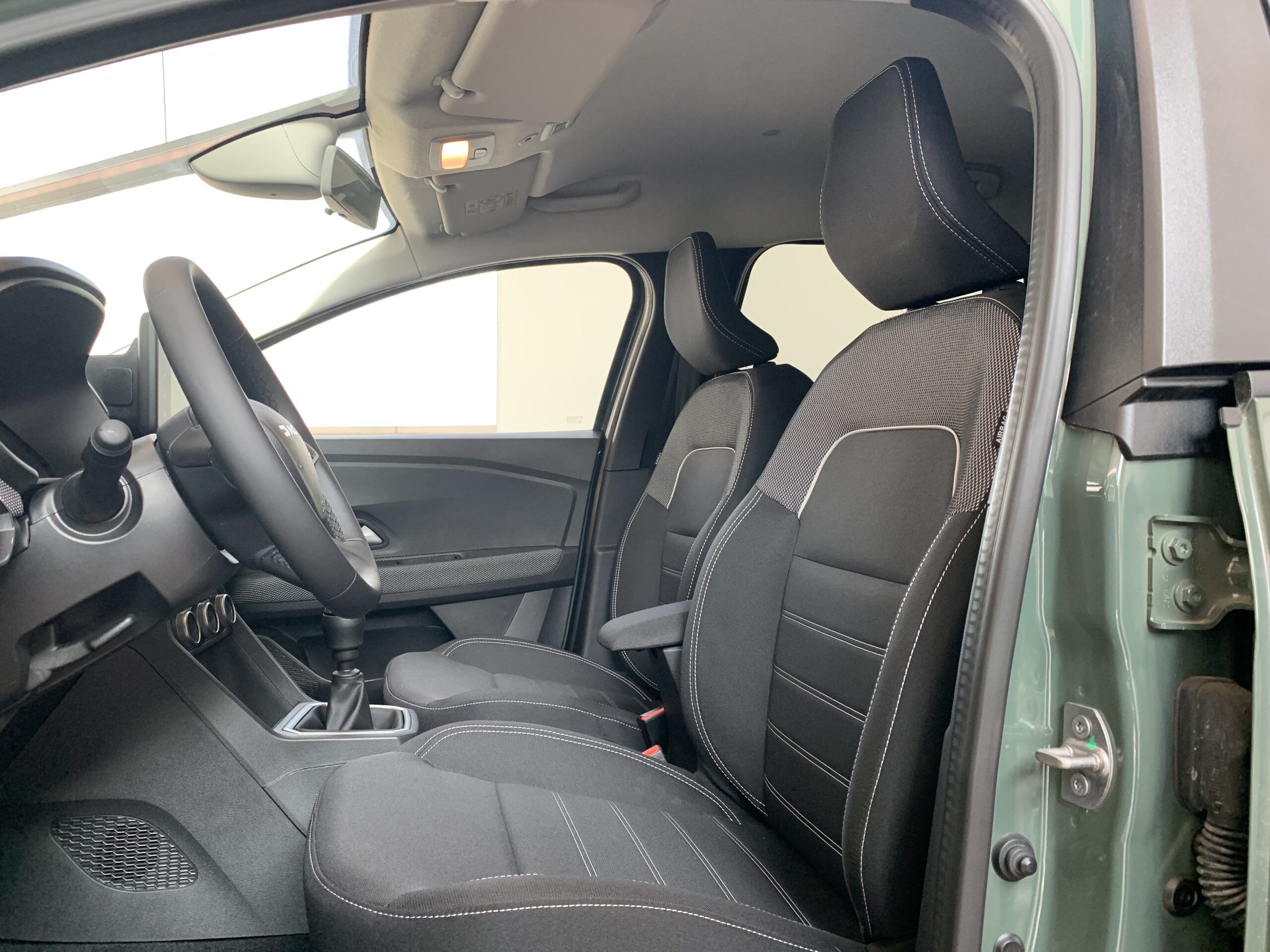 DACIA JOGGER EXPRESSION 1.0 TCE 110CV 7 PLAZAS + RUEDA DE REPUESTO + CLIMATIZACION AUTOMATICA + PACK EASY + FRENO DE MANO ELECTRICO + TARJETA MANOS LIBRES + PACK NAVEGACION + SENSORES DE APARCAMIENTO DELANTEROS Y TRASEROS CON CAMARA Y DETECTOR DE ANGULO MUERTO