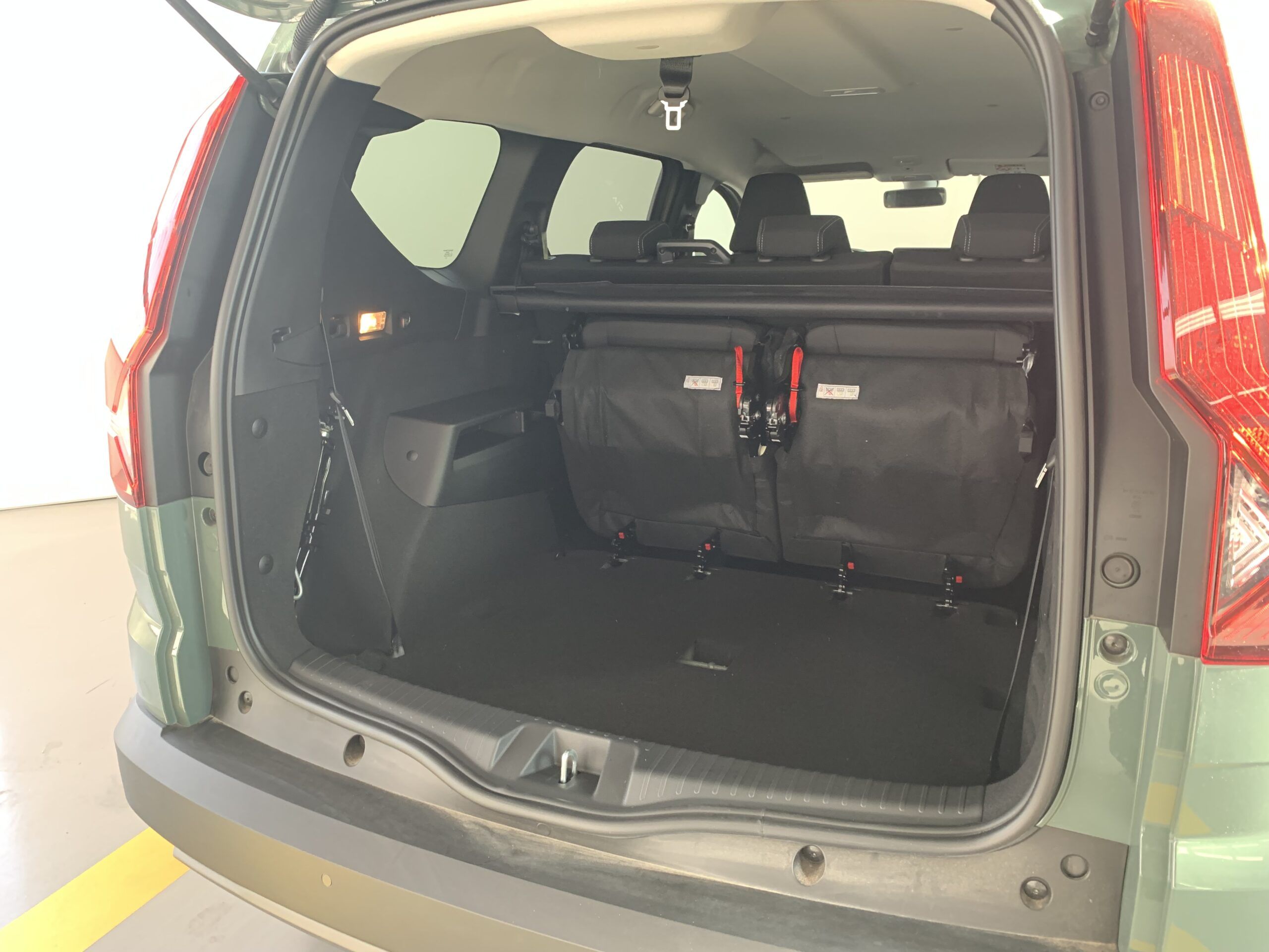 DACIA JOGGER EXPRESSION 1.0 TCE 110CV 7 PLAZAS + RUEDA DE REPUESTO + CLIMATIZACION AUTOMATICA + PACK EASY + FRENO DE MANO ELECTRICO + TARJETA MANOS LIBRES + PACK NAVEGACION + SENSORES DE APARCAMIENTO DELANTEROS Y TRASEROS CON CAMARA Y DETECTOR DE ANGULO MUERTO