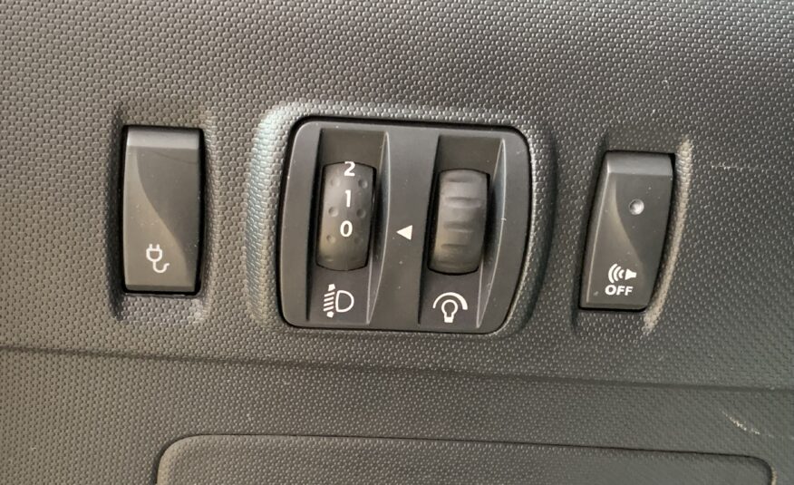 RENAULT ZOE LIMITED 110CV BATERIA 40KWH + LLANTAS DE ALEACION + AYUDA AL APARCAMIENTO TRASERO & CAMARA DE VISION TRASERA