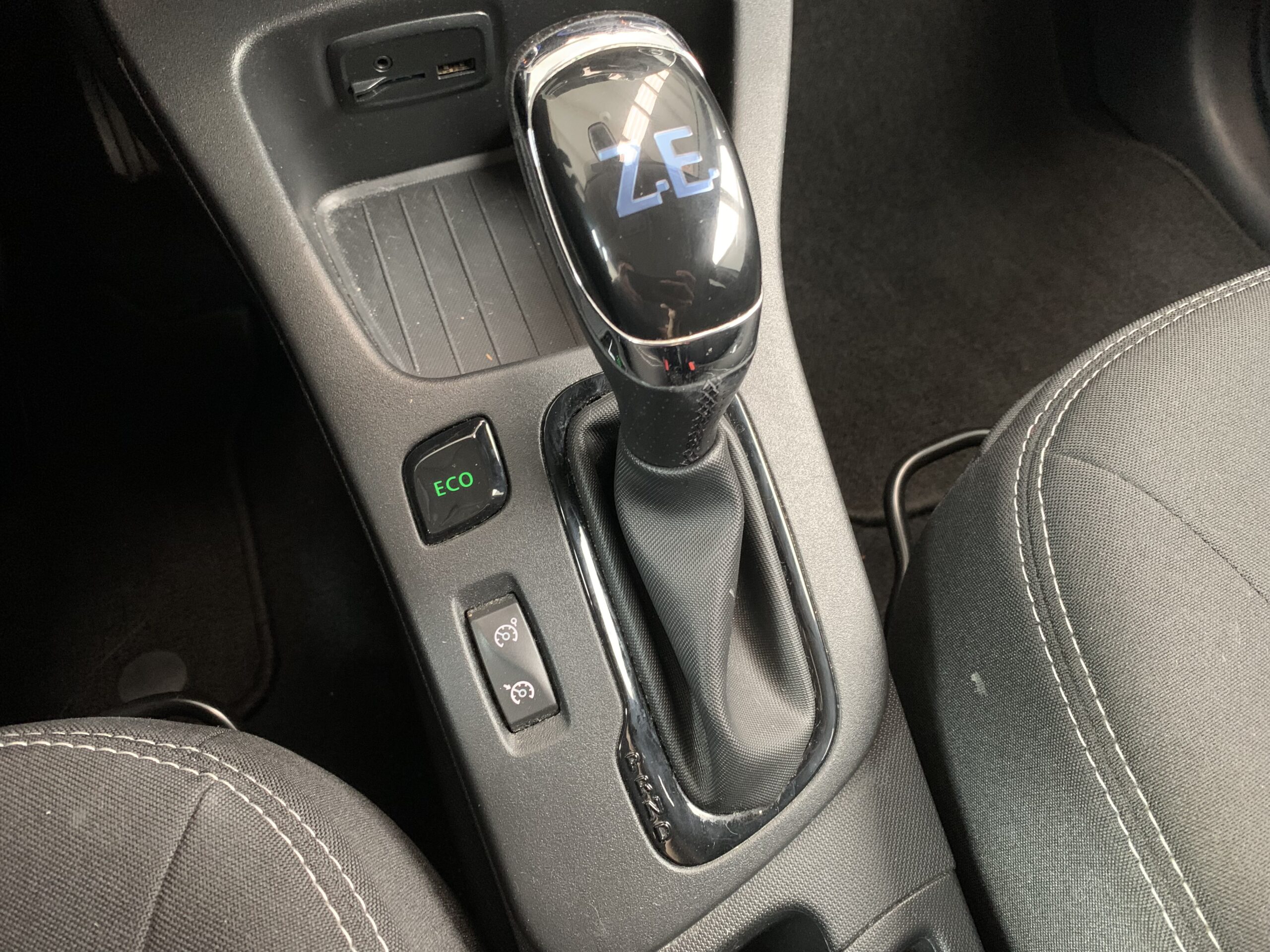 RENAULT ZOE LIMITED 110CV BATERIA 40KWH + LLANTAS DE ALEACION + AYUDA AL APARCAMIENTO TRASERO & CAMARA DE VISION TRASERA