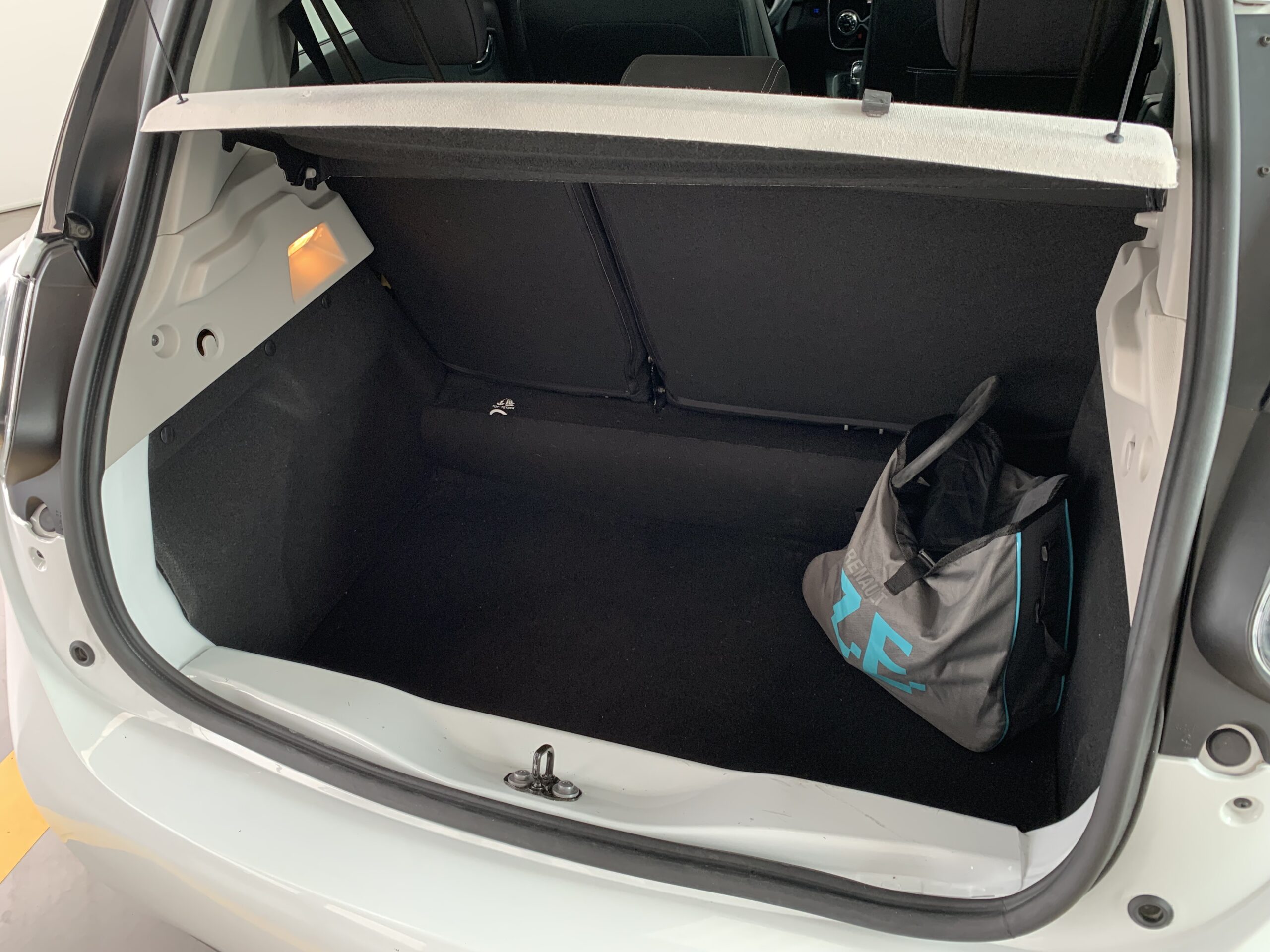 RENAULT ZOE LIMITED 110CV BATERIA 40KWH + LLANTAS DE ALEACION + AYUDA AL APARCAMIENTO TRASERO & CAMARA DE VISION TRASERA