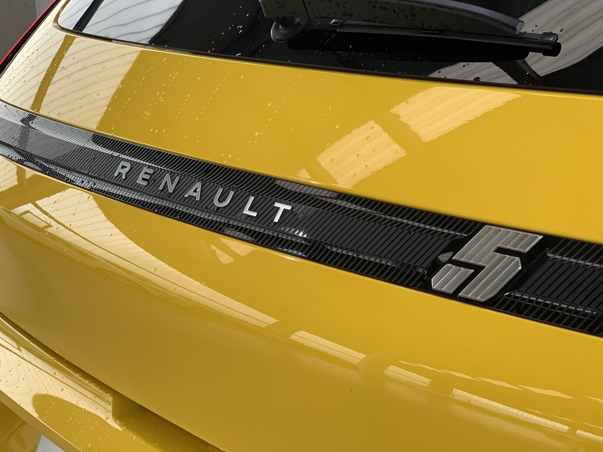 RENAULT 5 ICONIC CINQ 150CV ELECTRICO 100% AUTONOMIA CONFORT (HASTA 412KM DE AUTONOMIA) + CARGA BIDIRECCIONAL + PACK SAFETY & EASY DRIVE + AUDIO PREMIUM HARMAN KARDON & GOOGLE INTEGRADO