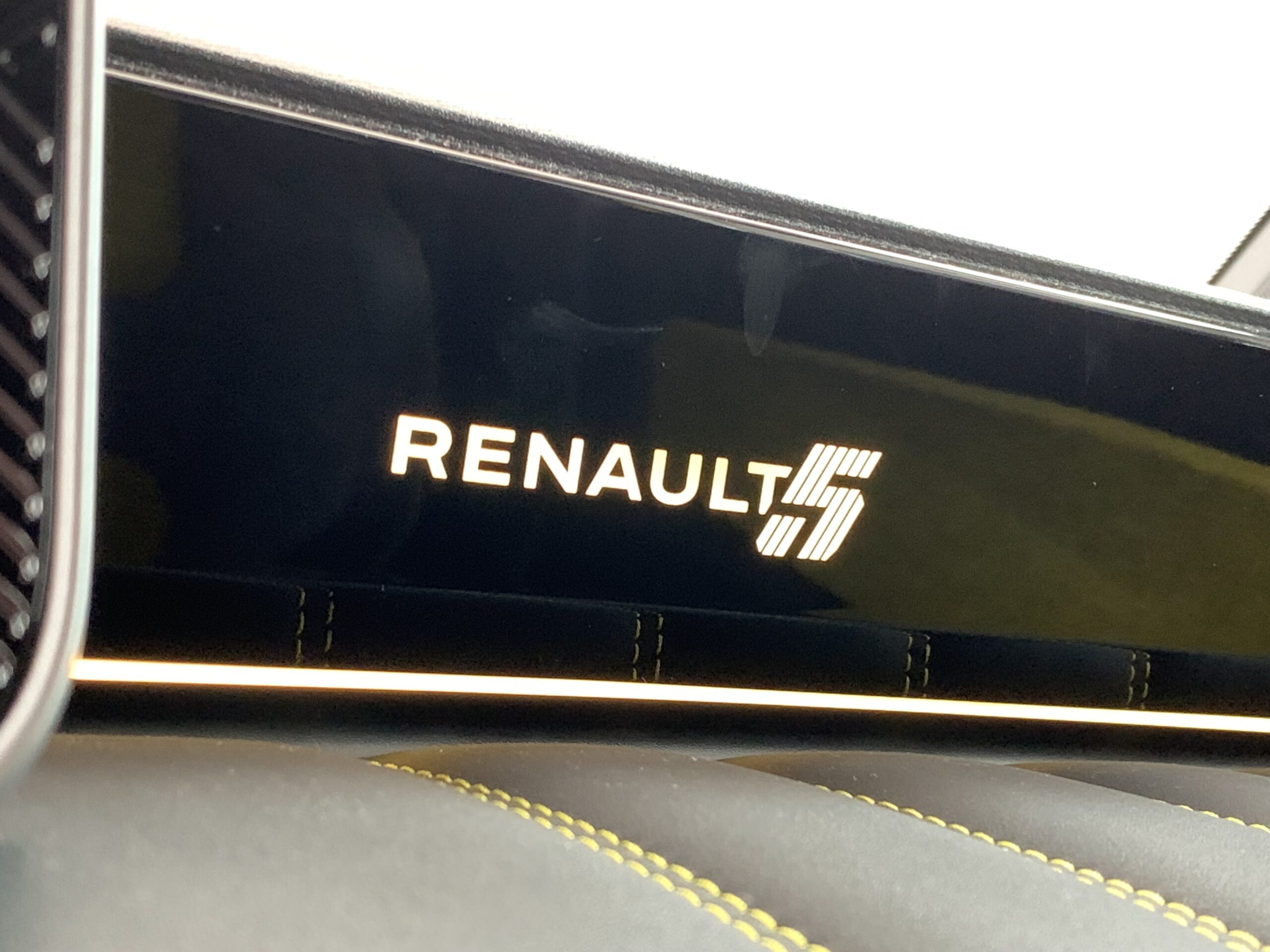 RENAULT 5 ICONIC CINQ 150CV ELECTRICO 100% AUTONOMIA CONFORT (HASTA 412KM DE AUTONOMIA) + CARGA BIDIRECCIONAL + PACK SAFETY & EASY DRIVE + AUDIO PREMIUM HARMAN KARDON & GOOGLE INTEGRADO