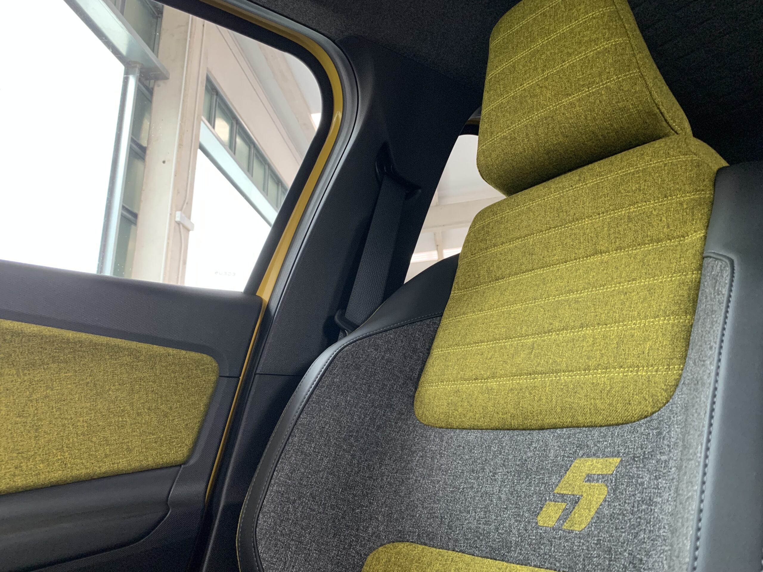 RENAULT 5 ICONIC CINQ 150CV ELECTRICO 100% AUTONOMIA CONFORT (HASTA 412KM DE AUTONOMIA) + CARGA BIDIRECCIONAL + PACK SAFETY & EASY DRIVE + AUDIO PREMIUM HARMAN KARDON & GOOGLE INTEGRADO