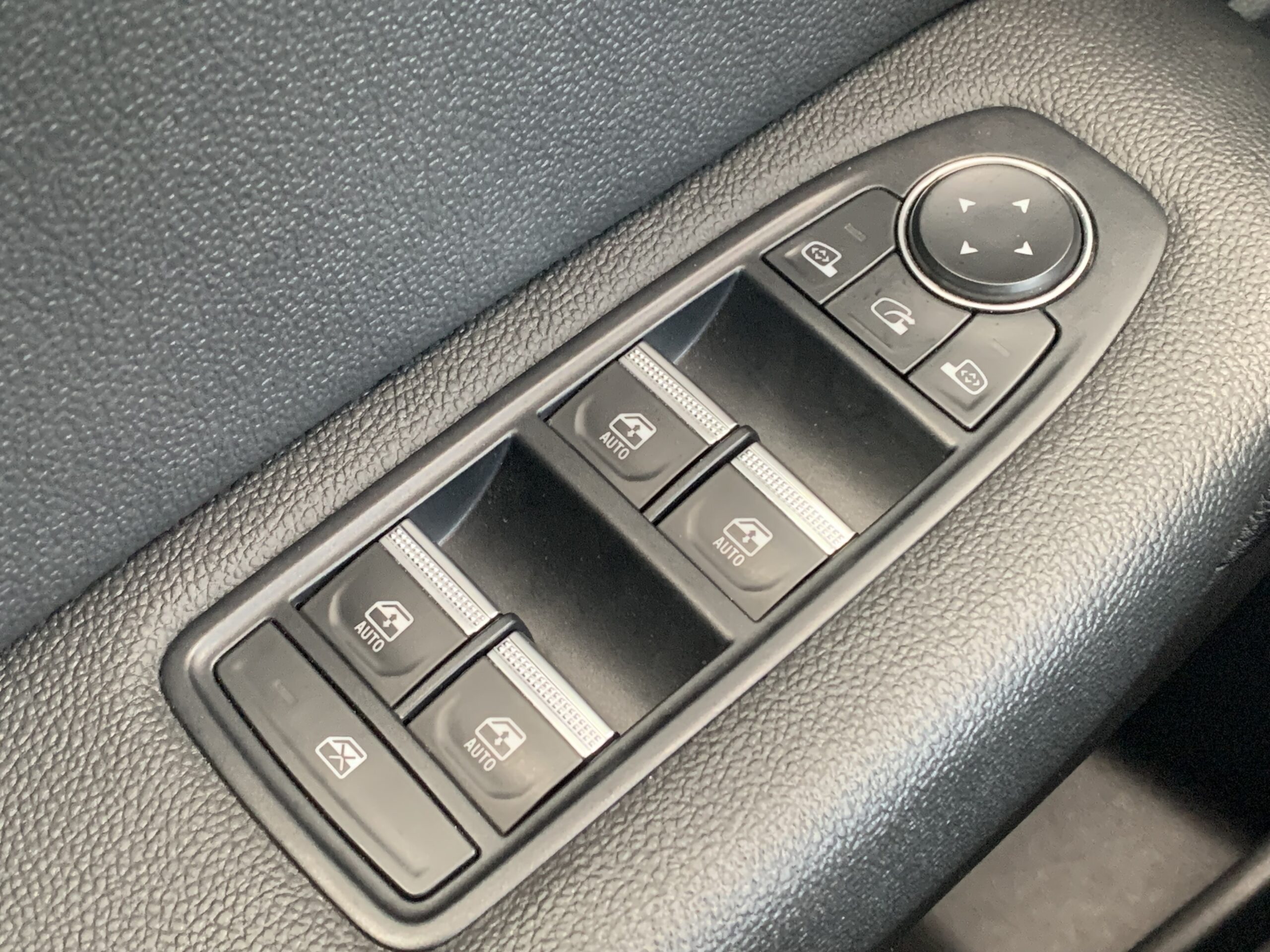 RENAULT CAPTUR TECHNO TCE 90CV + RUEDA DE REPUESTO + BARRAS DE TECHO LONGITUDINALES + CARGADOR INDUCCION + PACK CITY PREMIUM (Camara 360º + Easy Park Assist) + PACK FULL SCREEN (Navegacion)