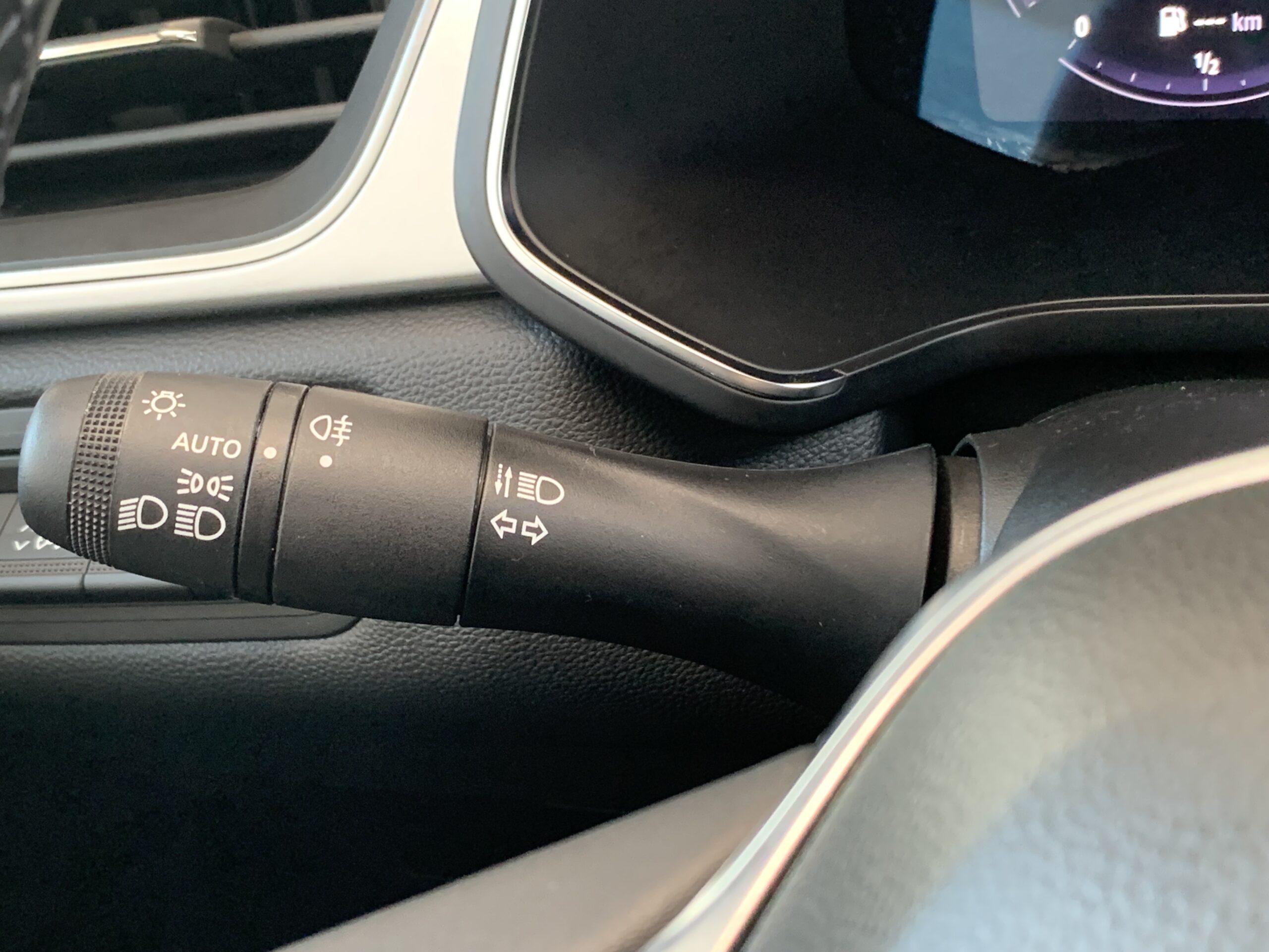 RENAULT CAPTUR TECHNO TCE 90CV + RUEDA DE REPUESTO + BARRAS DE TECHO LONGITUDINALES + CARGADOR INDUCCION + PACK CITY PREMIUM (Camara 360º + Easy Park Assist) + PACK FULL SCREEN (Navegacion)