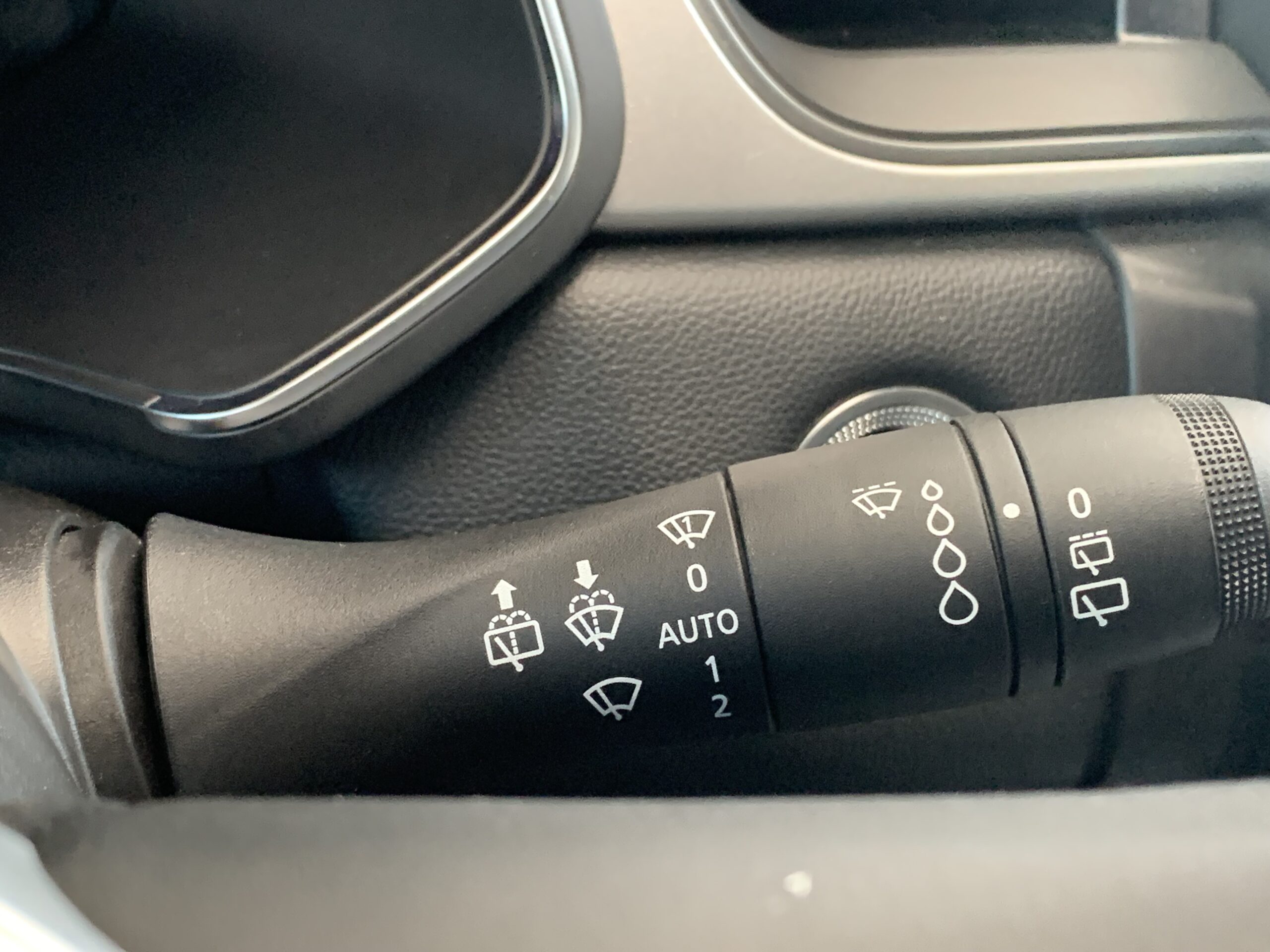 RENAULT CAPTUR TECHNO TCE 90CV + RUEDA DE REPUESTO + BARRAS DE TECHO LONGITUDINALES + CARGADOR INDUCCION + PACK CITY PREMIUM (Camara 360º + Easy Park Assist) + PACK FULL SCREEN (Navegacion)