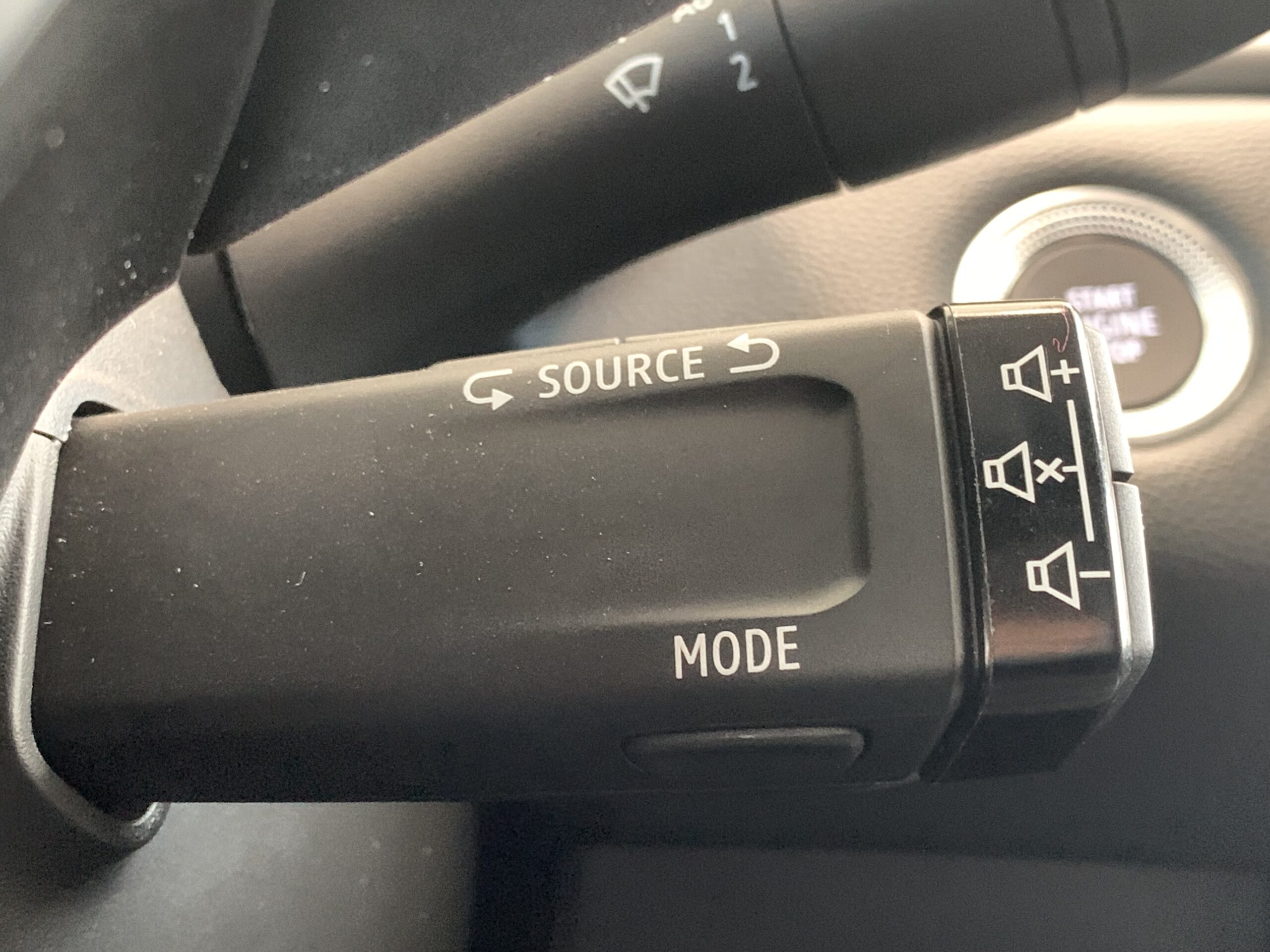 RENAULT CAPTUR TECHNO TCE 90CV + RUEDA DE REPUESTO + BARRAS DE TECHO LONGITUDINALES + CARGADOR INDUCCION + PACK CITY PREMIUM (Camara 360º + Easy Park Assist) + PACK FULL SCREEN (Navegacion)