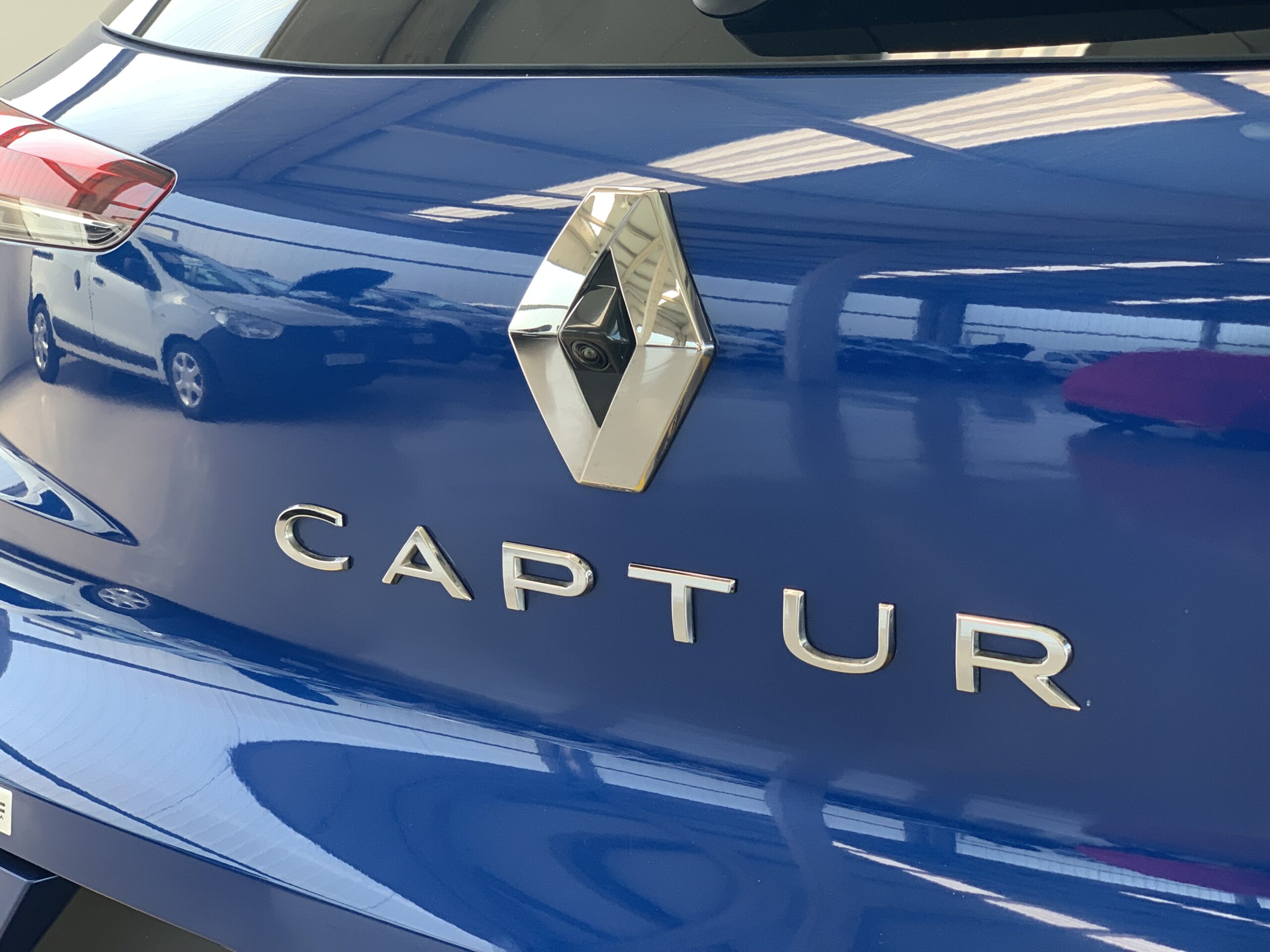 RENAULT CAPTUR TECHNO TCE 90CV + RUEDA DE REPUESTO + BARRAS DE TECHO LONGITUDINALES + CARGADOR INDUCCION + PACK CITY PREMIUM (Camara 360º + Easy Park Assist) + PACK FULL SCREEN (Navegacion)