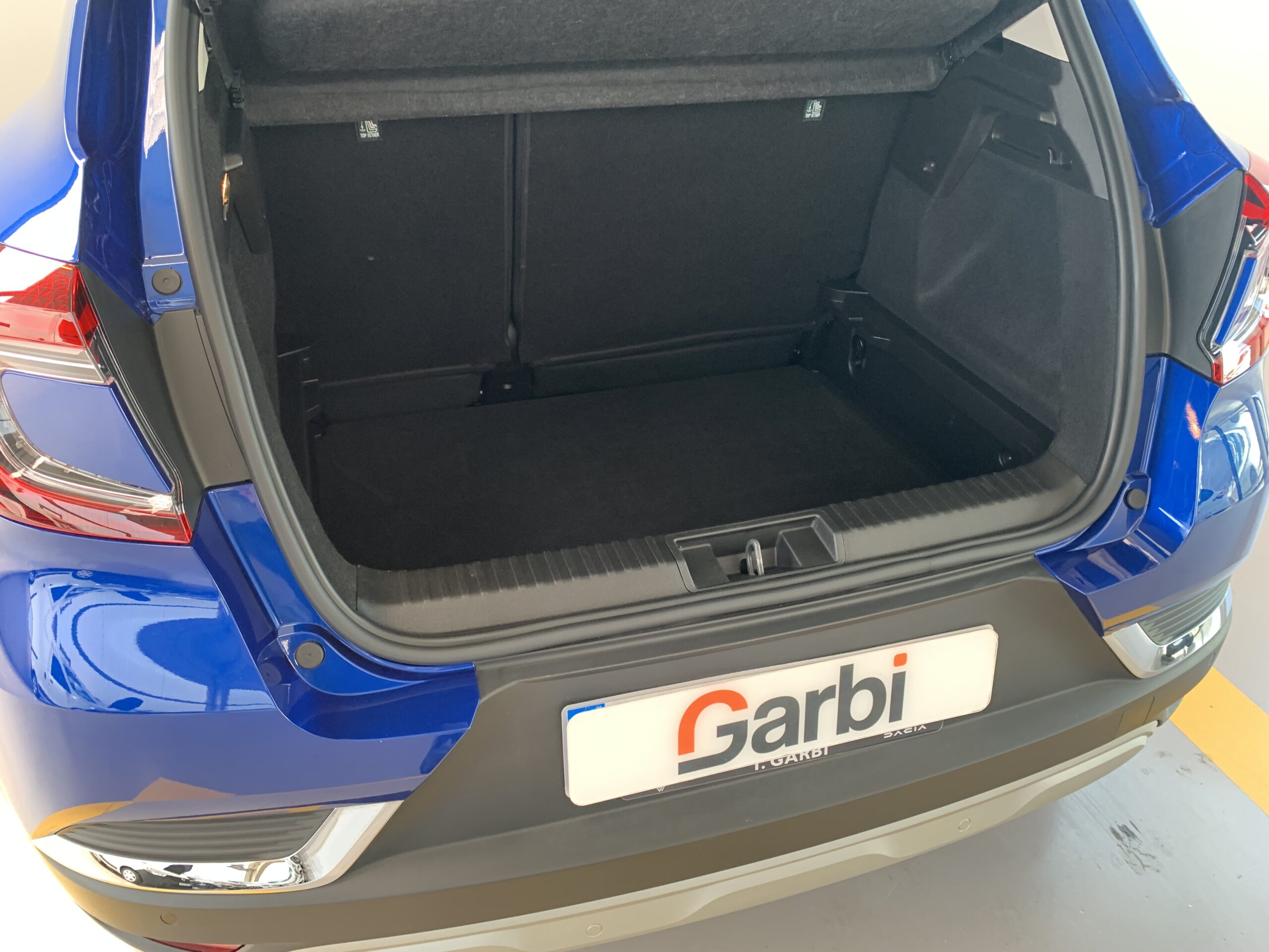 RENAULT CAPTUR TECHNO TCE 90CV + RUEDA DE REPUESTO + BARRAS DE TECHO LONGITUDINALES + CARGADOR INDUCCION + PACK CITY PREMIUM (Camara 360º + Easy Park Assist) + PACK FULL SCREEN (Navegacion)