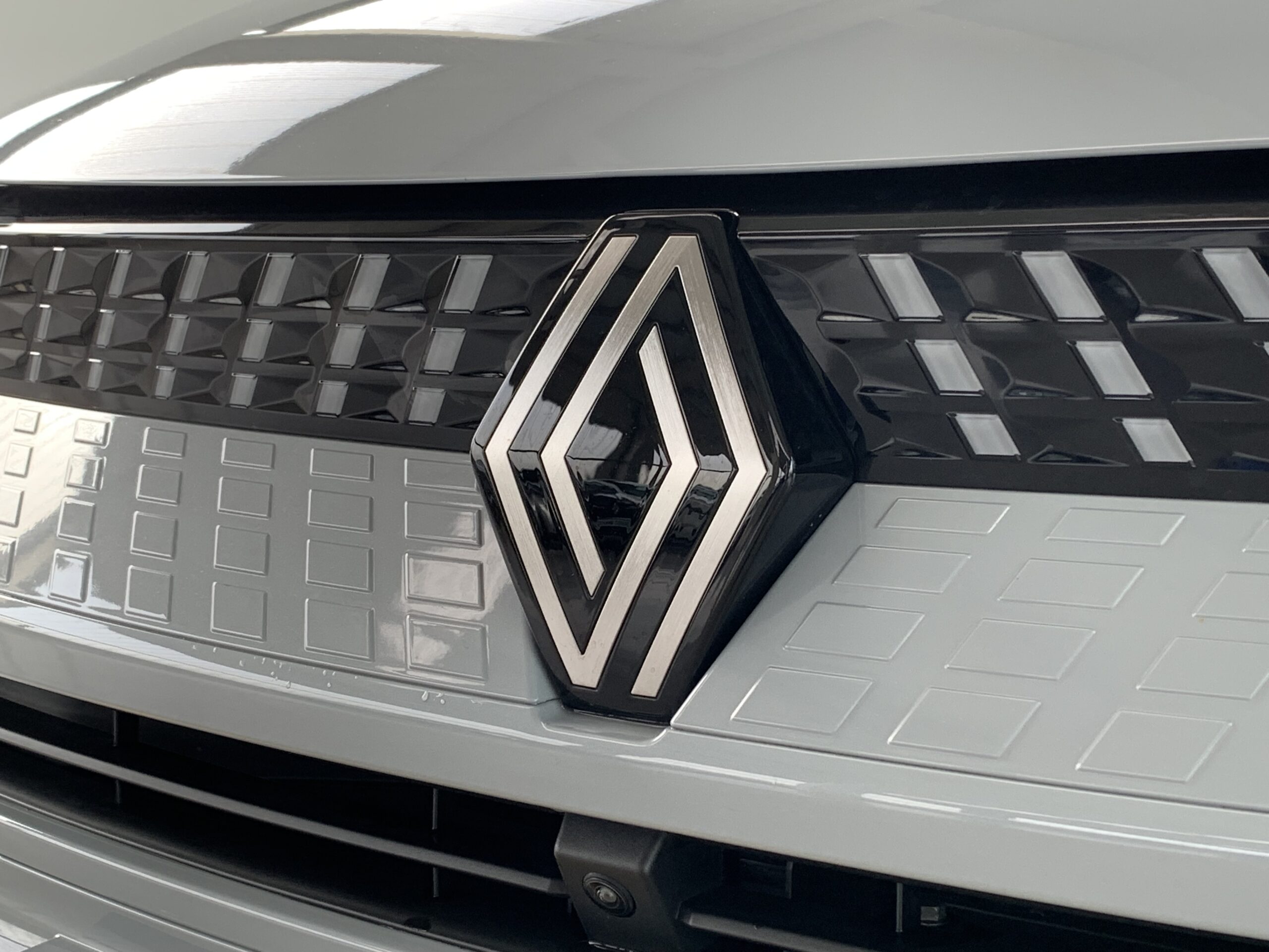 RENAULT CAPTUR TECHNO FULL HYBRID 145CV + BARRAS DE TECHO LONGITUDINALES + RUEDA DE EMERGENCIA + CAMARA 360º + APARCAMIENTO MANOS LIBRES + AYUDA AL APARCAMIENTO DELANTERO & TRASERO & LATERAL CON CAMARAS