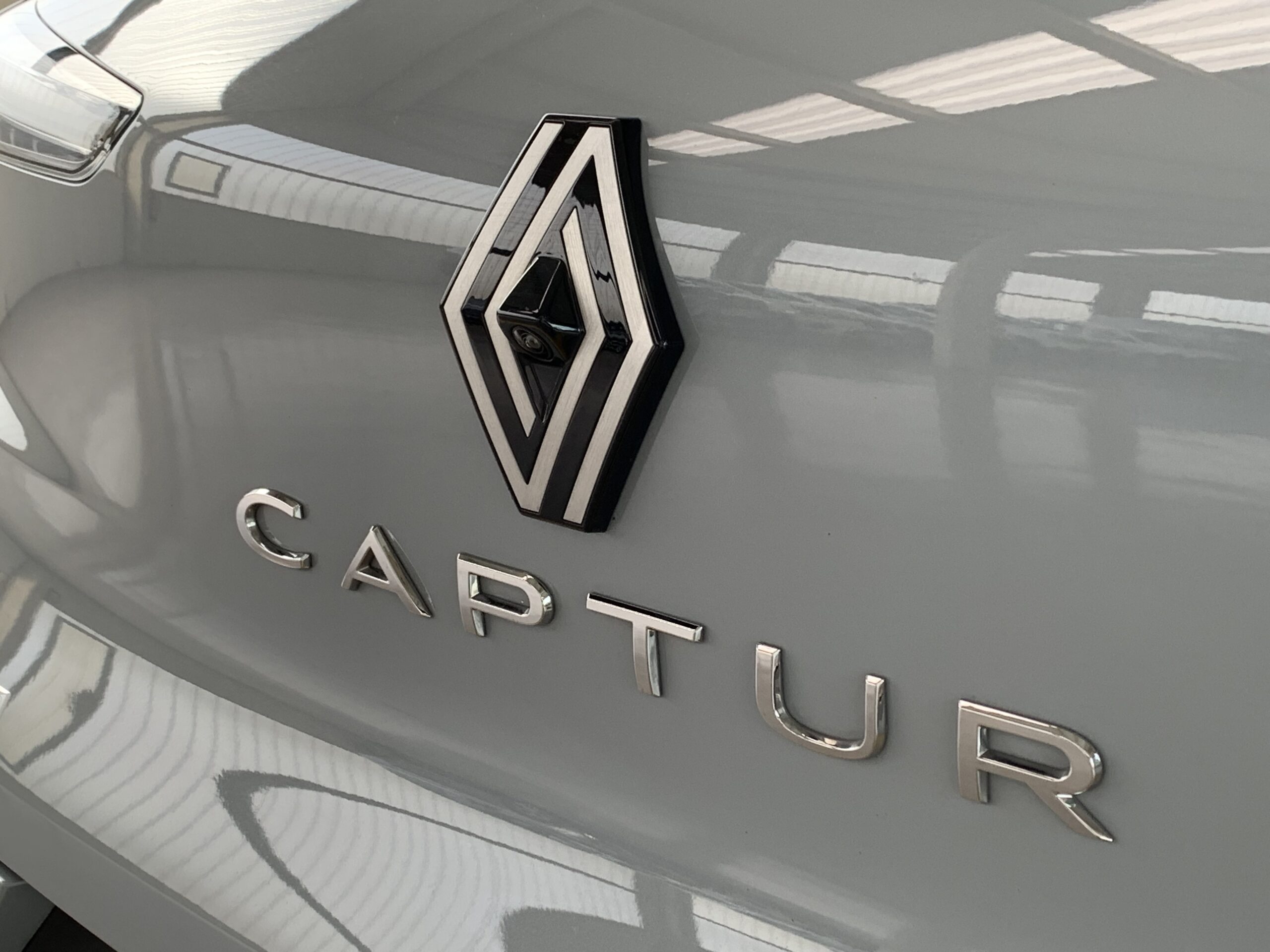 RENAULT CAPTUR TECHNO FULL HYBRID 145CV + BARRAS DE TECHO LONGITUDINALES + RUEDA DE EMERGENCIA + CAMARA 360º + APARCAMIENTO MANOS LIBRES + AYUDA AL APARCAMIENTO DELANTERO & TRASERO & LATERAL CON CAMARAS