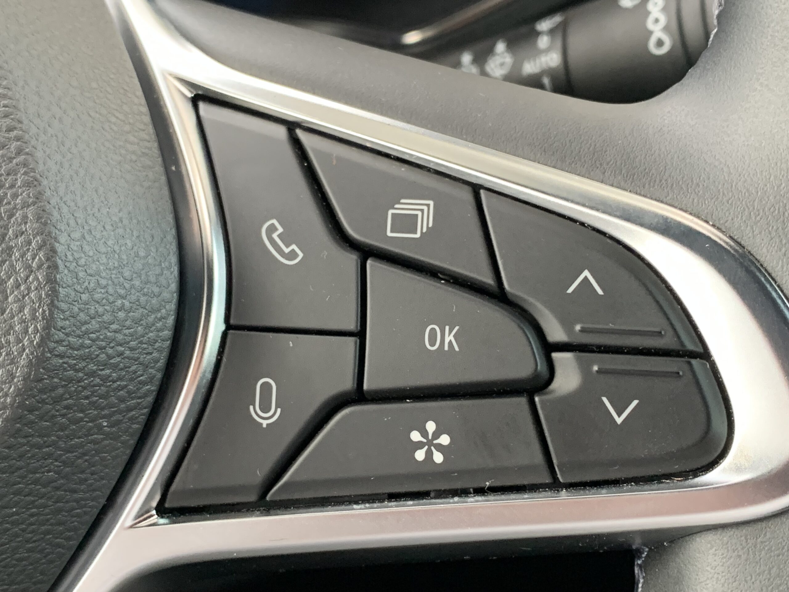 RENAULT CAPTUR TECHNO FULL HYBRID 145CV + BARRAS DE TECHO LONGITUDINALES + RUEDA DE EMERGENCIA + CAMARA 360º + APARCAMIENTO MANOS LIBRES + AYUDA AL APARCAMIENTO DELANTERO & TRASERO & LATERAL CON CAMARAS