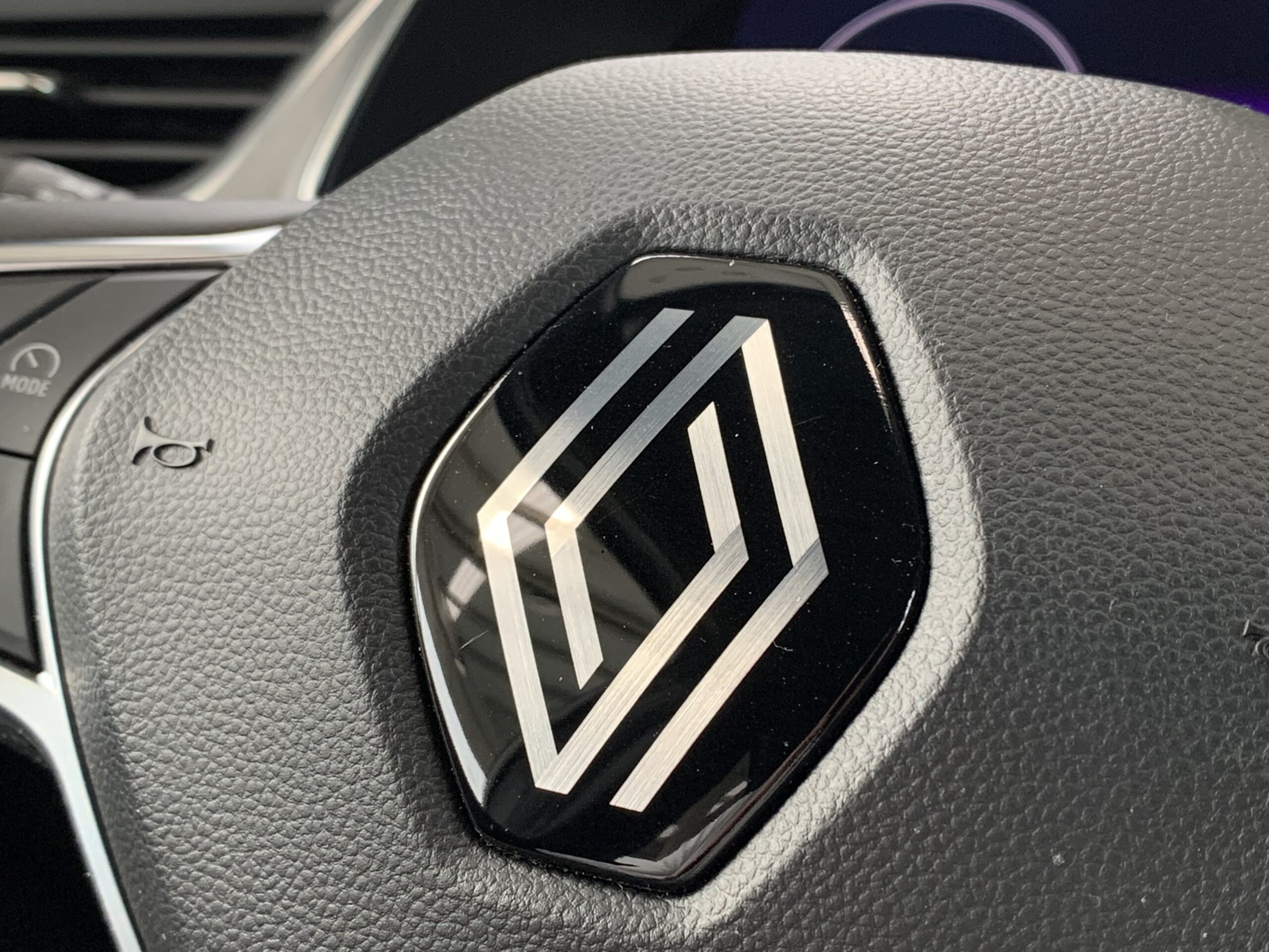 RENAULT CAPTUR TECHNO FULL HYBRID 145CV + BARRAS DE TECHO LONGITUDINALES + RUEDA DE EMERGENCIA + CAMARA 360º + APARCAMIENTO MANOS LIBRES + AYUDA AL APARCAMIENTO DELANTERO & TRASERO & LATERAL CON CAMARAS