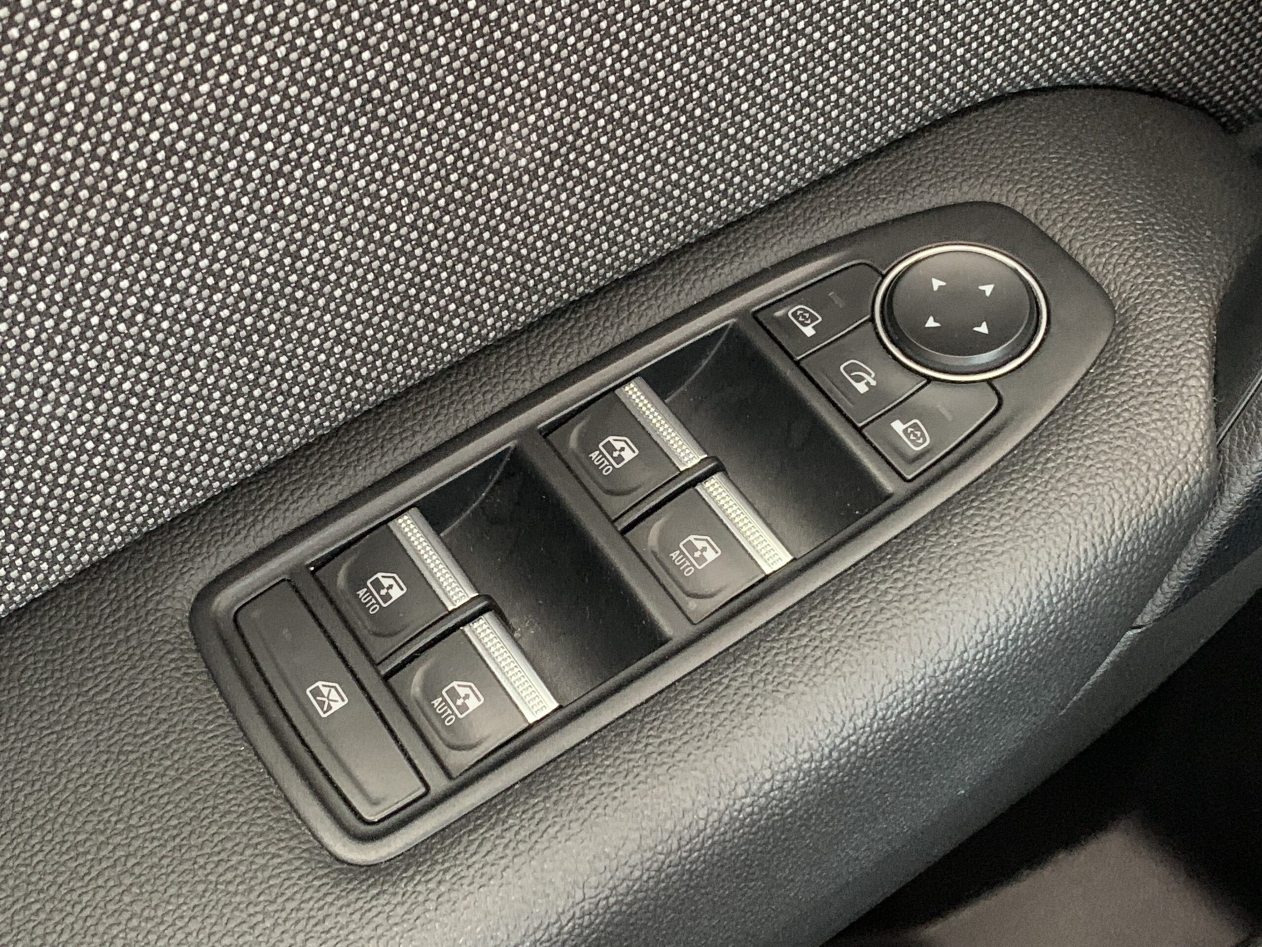 RENAULT CAPTUR TECHNO FULL HYBRID 145CV + BARRAS DE TECHO LONGITUDINALES + RUEDA DE EMERGENCIA + CAMARA 360º + APARCAMIENTO MANOS LIBRES + AYUDA AL APARCAMIENTO DELANTERO & TRASERO & LATERAL CON CAMARAS