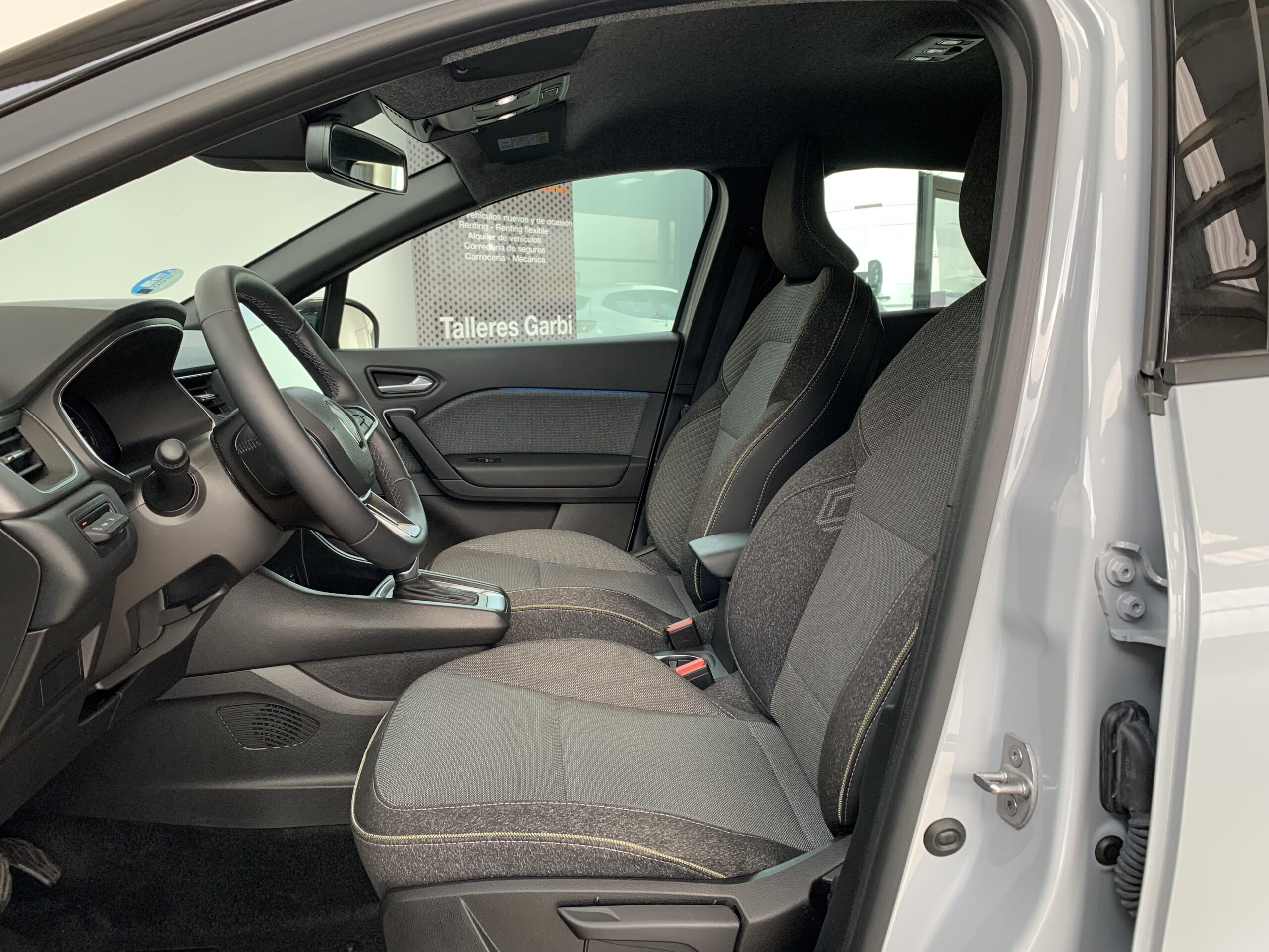 RENAULT CAPTUR TECHNO FULL HYBRID 145CV + BARRAS DE TECHO LONGITUDINALES + RUEDA DE EMERGENCIA + CAMARA 360º + APARCAMIENTO MANOS LIBRES + AYUDA AL APARCAMIENTO DELANTERO & TRASERO & LATERAL CON CAMARAS