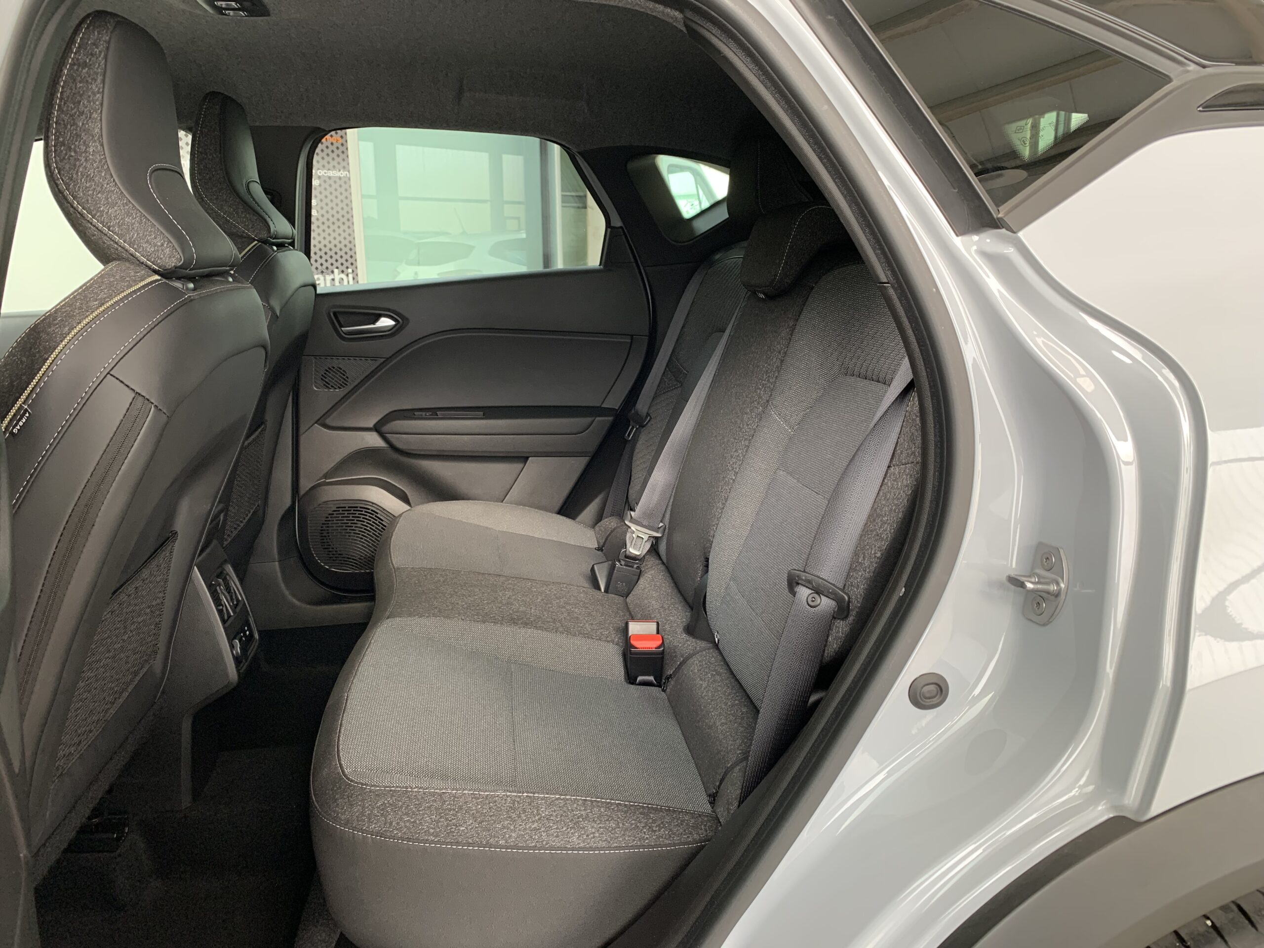 RENAULT CAPTUR TECHNO FULL HYBRID 145CV + BARRAS DE TECHO LONGITUDINALES + RUEDA DE EMERGENCIA + CAMARA 360º + APARCAMIENTO MANOS LIBRES + AYUDA AL APARCAMIENTO DELANTERO & TRASERO & LATERAL CON CAMARAS