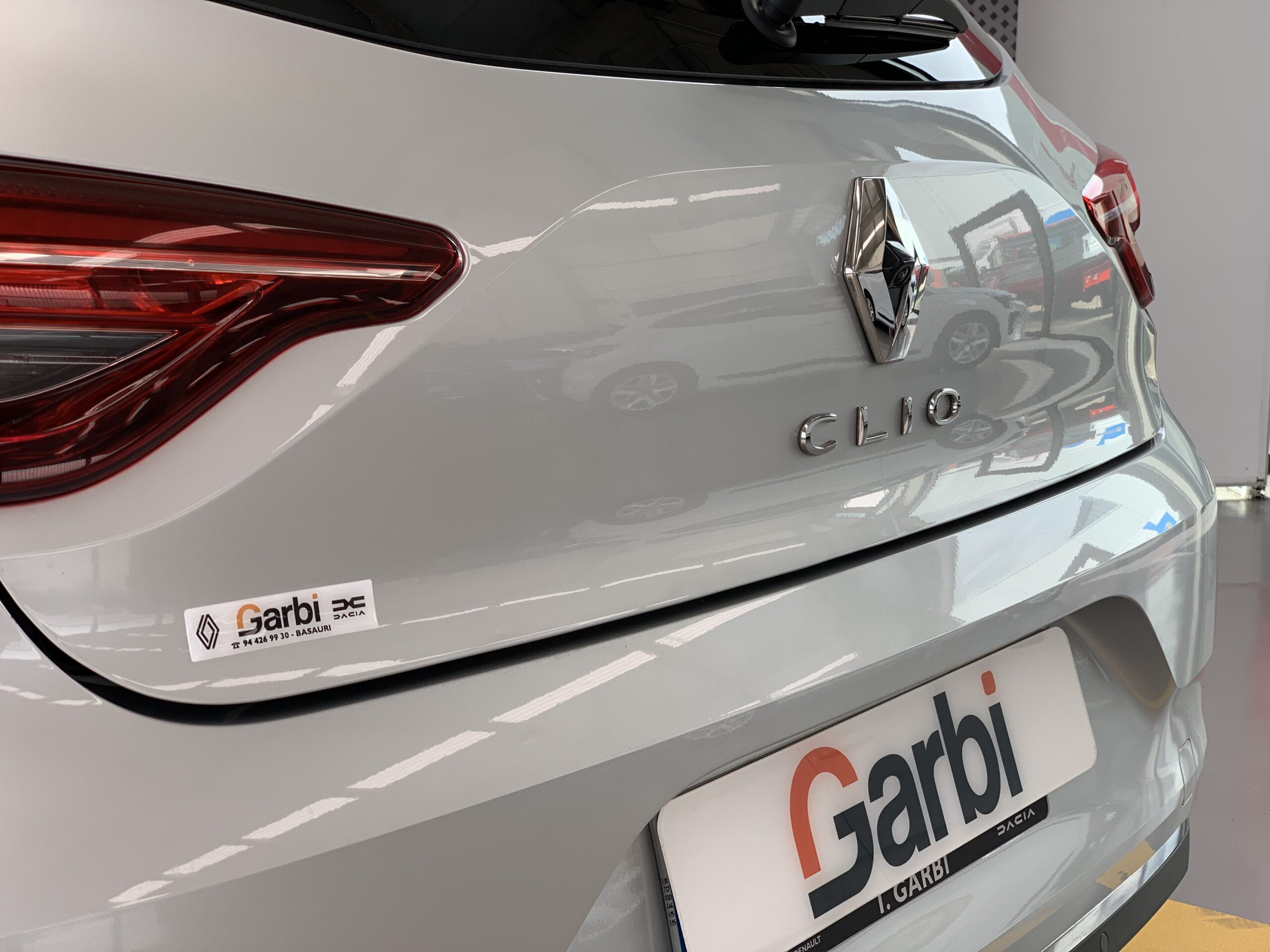 RENAULT CLIO TECHNO TCE 140CV + RUEDA DE REPUESTO + CARGADOR POR INDUCCION + PACK EASY PARKING + PACK LIGHTING + PACK FULL SCREEN EASY LINK