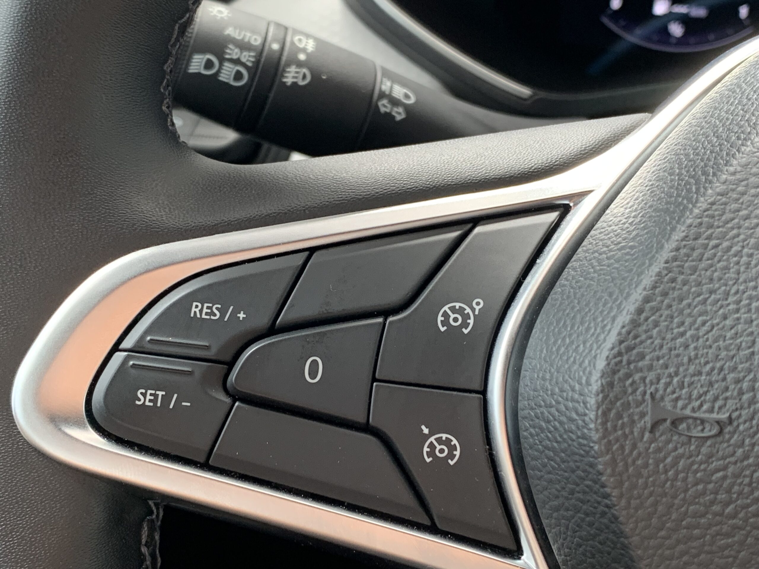 RENAULT CLIO TECHNO TCE 140CV + RUEDA DE REPUESTO + CARGADOR POR INDUCCION + PACK EASY PARKING + PACK LIGHTING + PACK FULL SCREEN EASY LINK