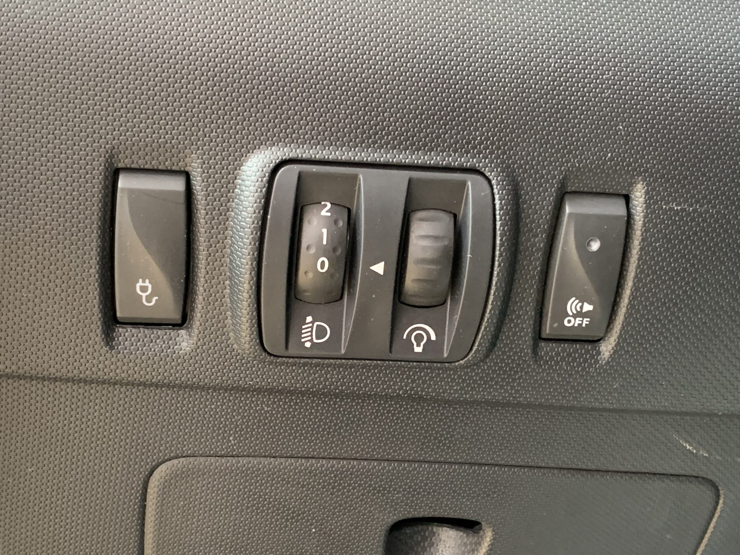 RENAULT ZOE LIMITED 40KWH 110CV + LLANTAS DE ALEACION 17´´ + RADAR CON CAMARA DE VISION TRASERA