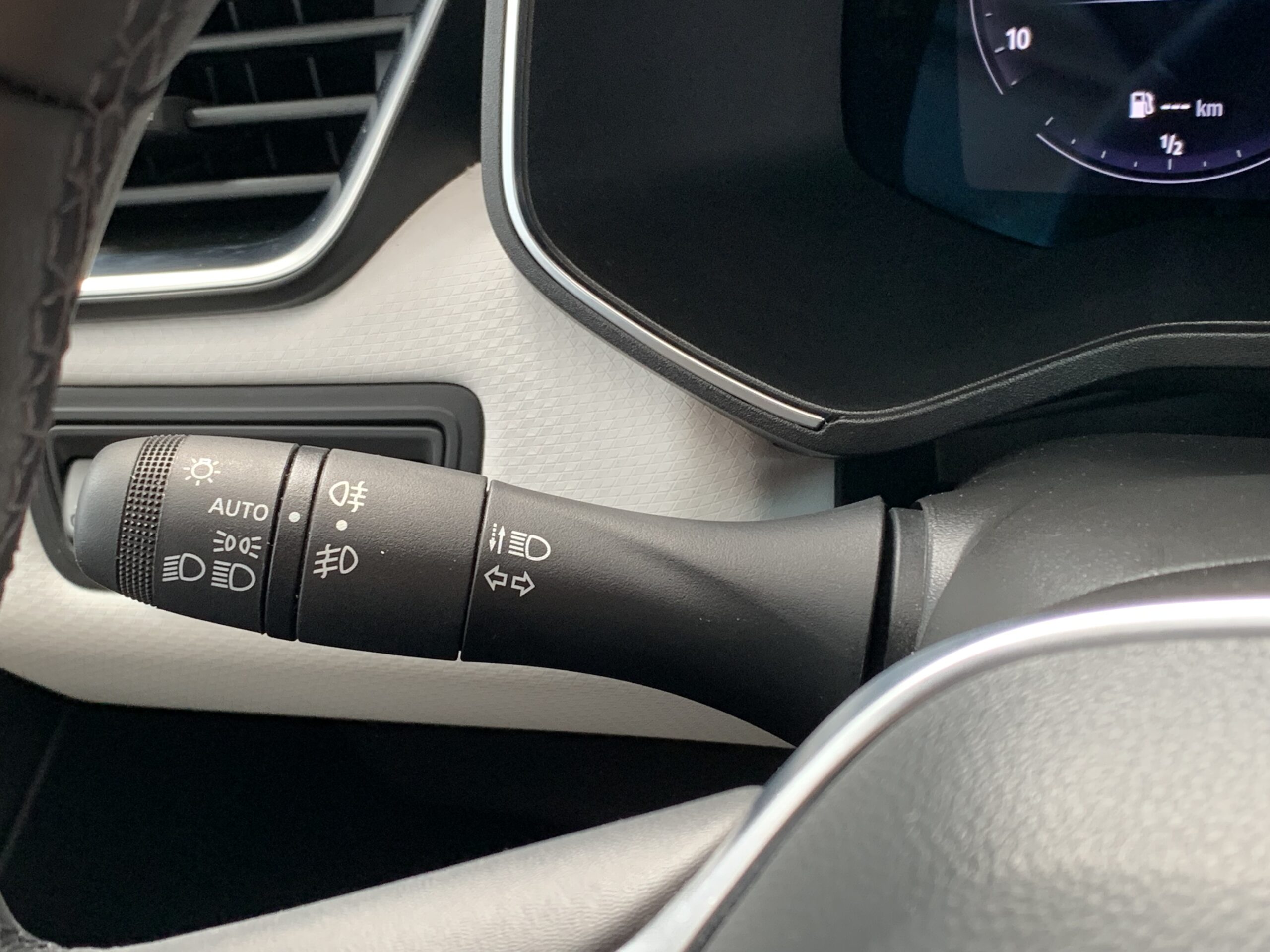 RENAULT CLIO TECHNO TCE 140CV + RUEDA DE REPUESTO + CARGADOR POR INDUCCION + PACK EASY PARKING + PACK LIGHTING + PACK FULL SCREEN EASY LINK