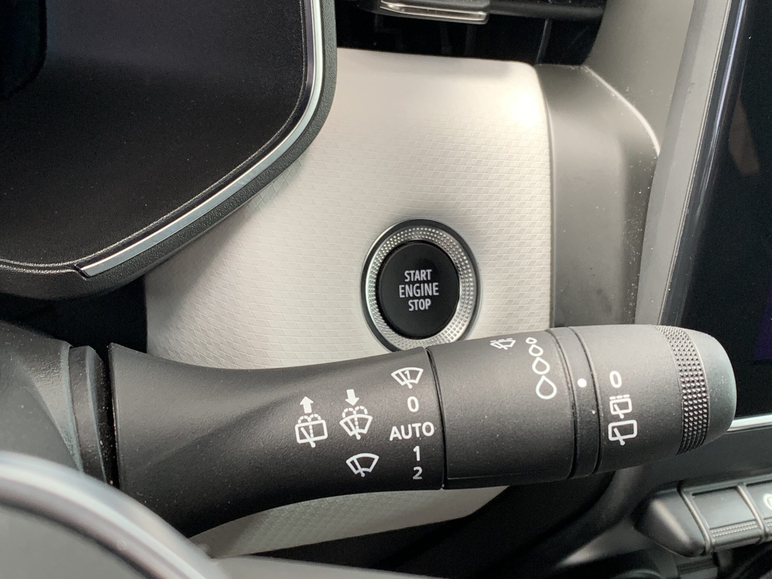 RENAULT CLIO TECHNO TCE 140CV + RUEDA DE REPUESTO + CARGADOR POR INDUCCION + PACK EASY PARKING + PACK LIGHTING + PACK FULL SCREEN EASY LINK