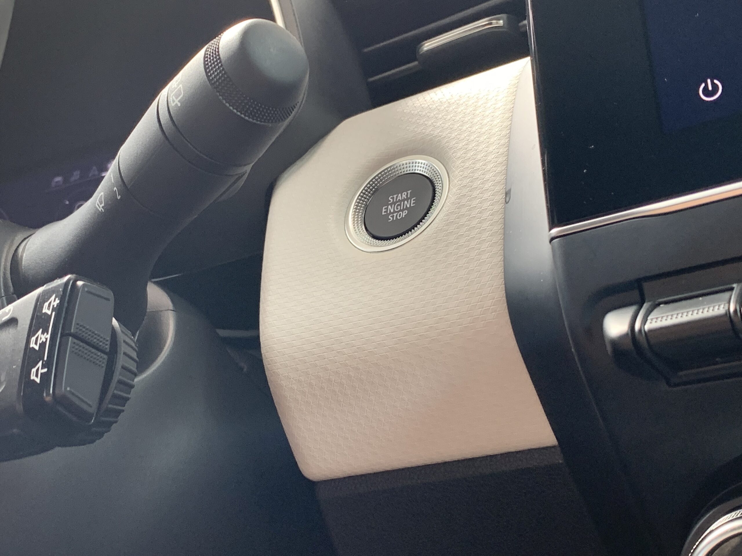 RENAULT CLIO TECHNO TCE 140CV + RUEDA DE REPUESTO + CARGADOR POR INDUCCION + PACK EASY PARKING + PACK LIGHTING + PACK FULL SCREEN EASY LINK