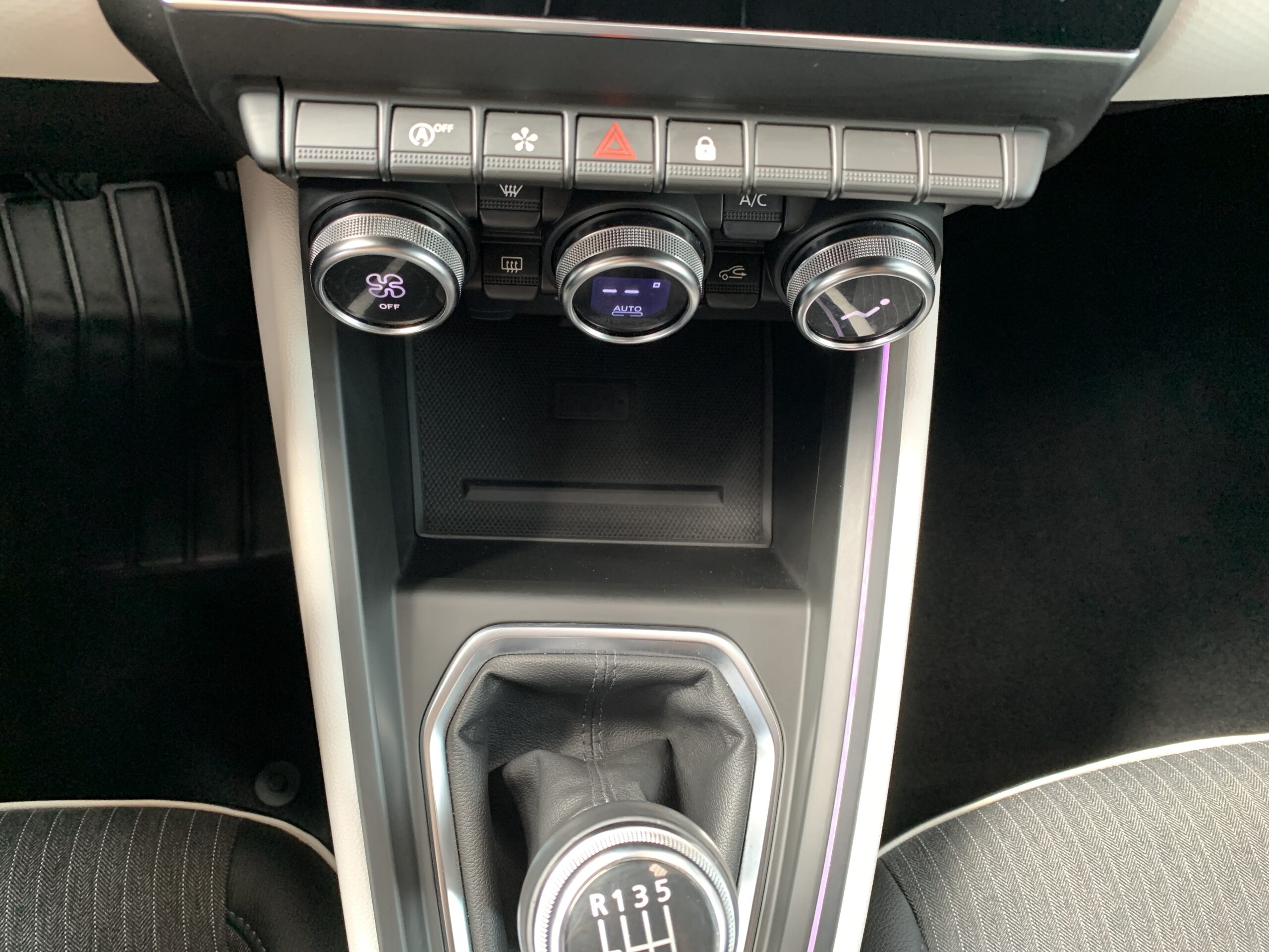 RENAULT CLIO TECHNO TCE 140CV + RUEDA DE REPUESTO + CARGADOR POR INDUCCION + PACK EASY PARKING + PACK LIGHTING + PACK FULL SCREEN EASY LINK