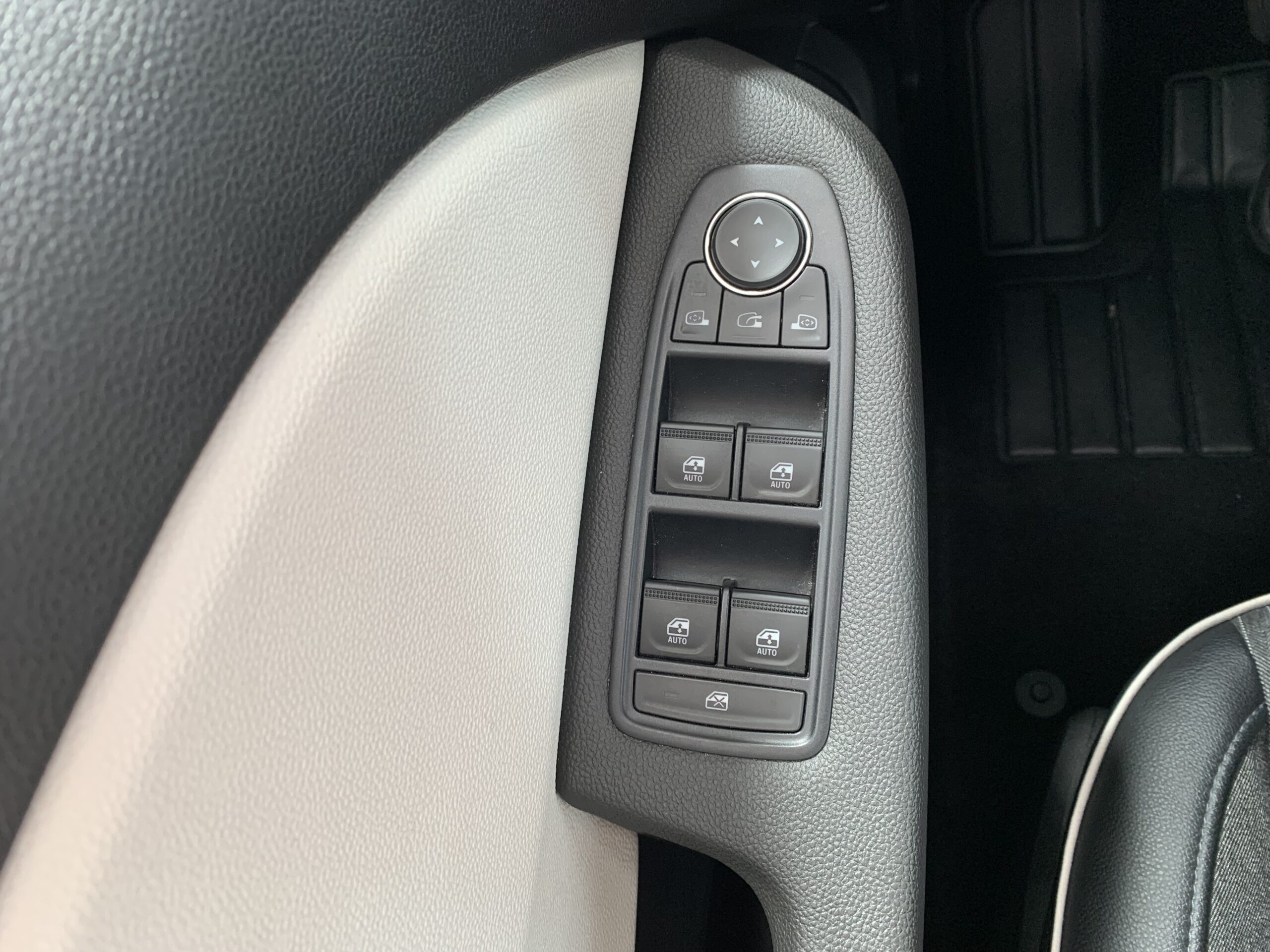 RENAULT CLIO TECHNO TCE 140CV + RUEDA DE REPUESTO + CARGADOR POR INDUCCION + PACK EASY PARKING + PACK LIGHTING + PACK FULL SCREEN EASY LINK