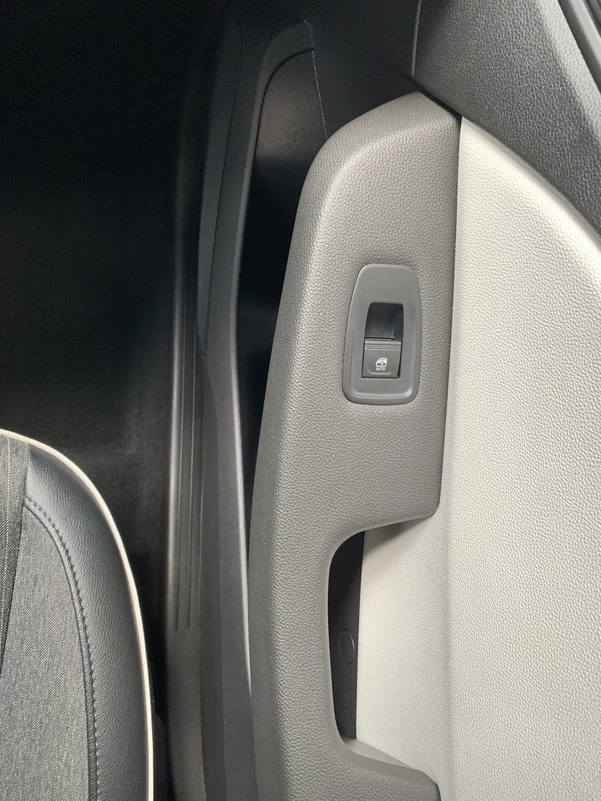 RENAULT CLIO TECHNO TCE 140CV + RUEDA DE REPUESTO + CARGADOR POR INDUCCION + PACK EASY PARKING + PACK LIGHTING + PACK FULL SCREEN EASY LINK