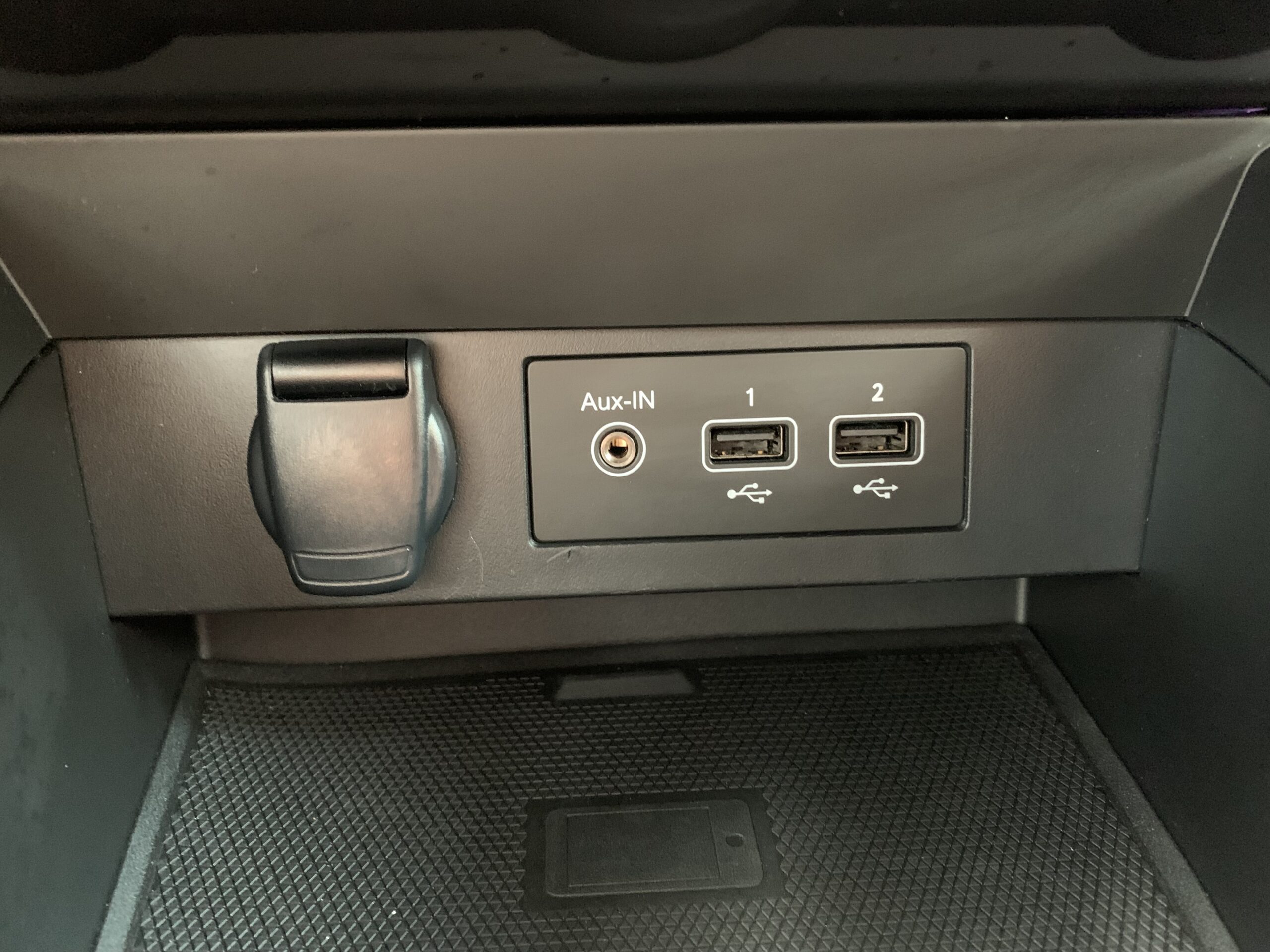 RENAULT CLIO TECHNO TCE 140CV + RUEDA DE REPUESTO + CARGADOR POR INDUCCION + PACK EASY PARKING + PACK LIGHTING + PACK FULL SCREEN EASY LINK