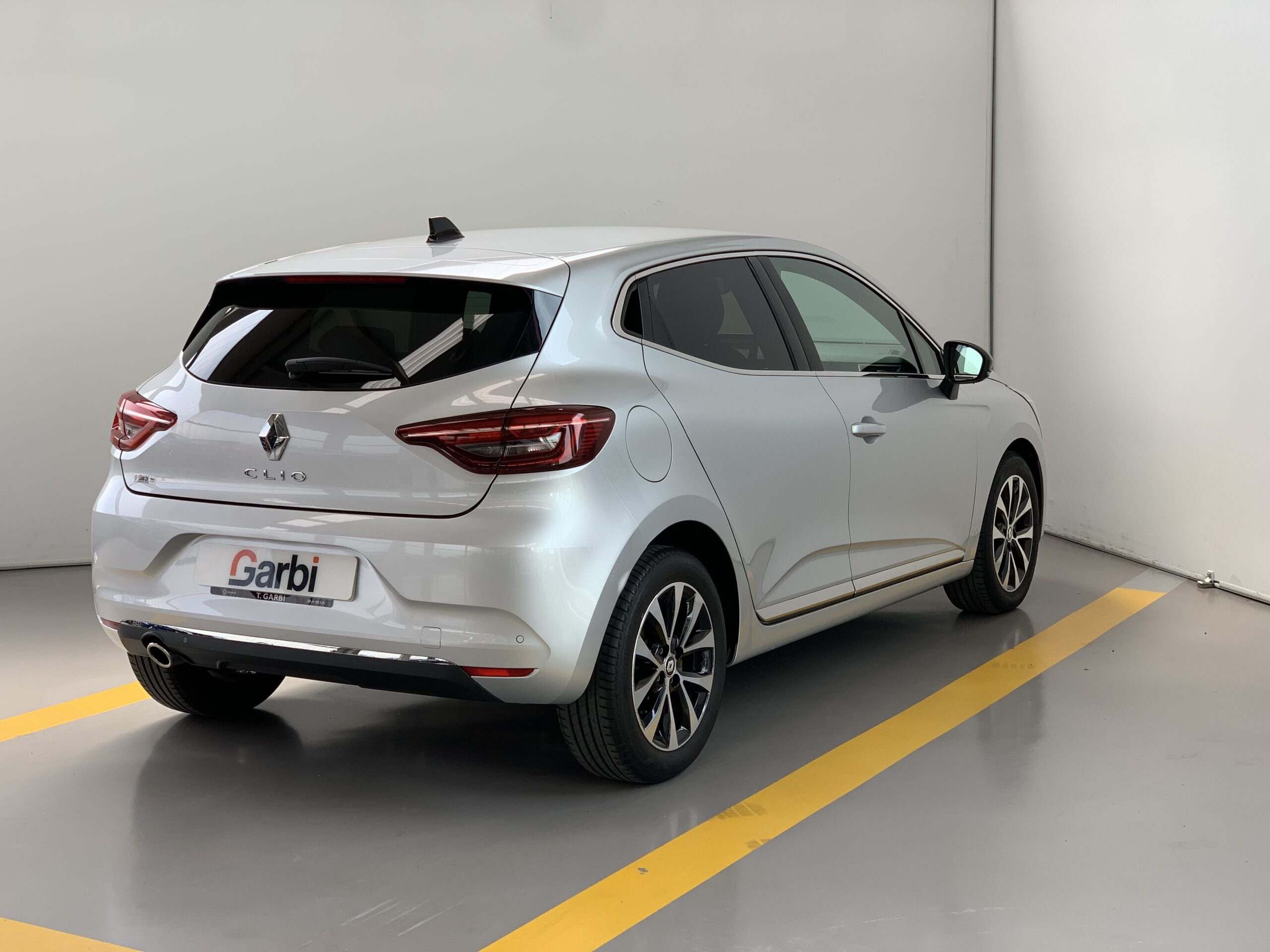 RENAULT CLIO TECHNO TCE 140CV + RUEDA DE REPUESTO + CARGADOR POR INDUCCION + PACK EASY PARKING + PACK LIGHTING + PACK FULL SCREEN EASY LINK