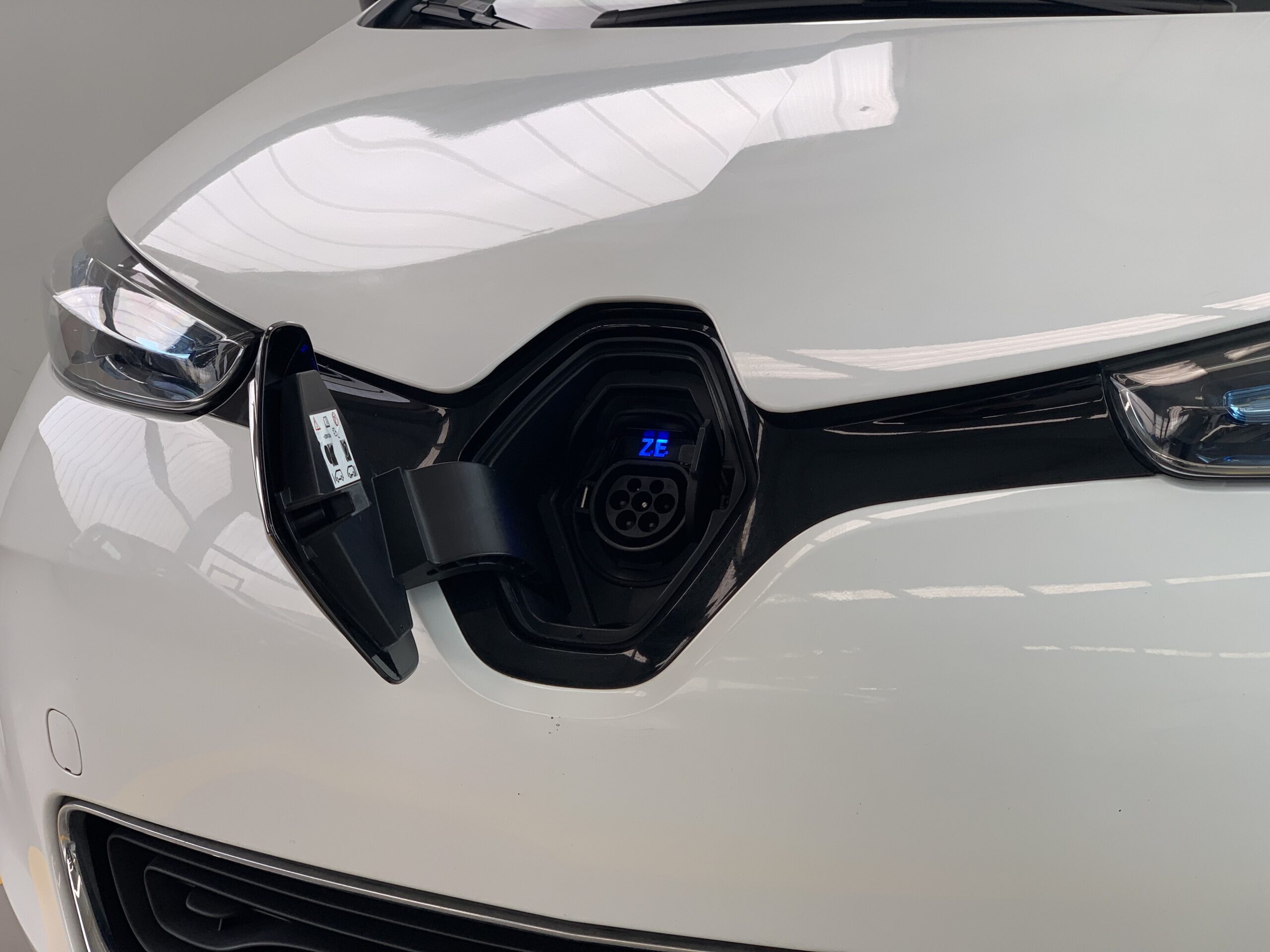 RENAULT ZOE LIMITED 40KWH 110CV + LLANTAS DE ALEACION 17´´ + RADAR CON CAMARA DE VISION TRASERA