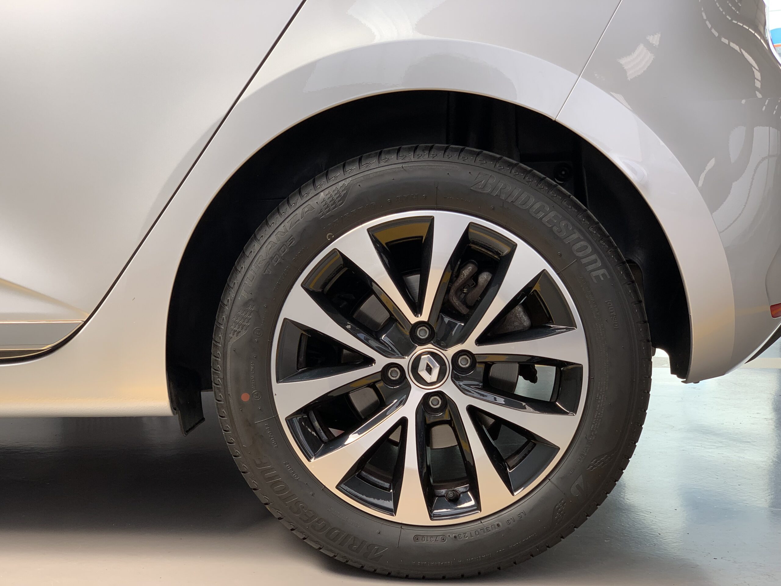 RENAULT CLIO TECHNO TCE 140CV + RUEDA DE REPUESTO + CARGADOR POR INDUCCION + PACK EASY PARKING + PACK LIGHTING + PACK FULL SCREEN EASY LINK