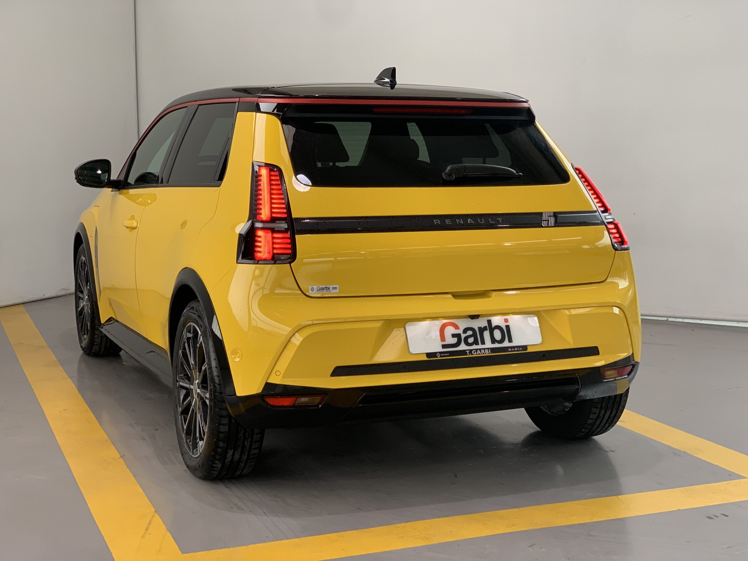 R5 ICONIC CINQ 150CV 100% ELECTRICO AUTONOMIA CONFORT (412KM DE AUTONOMIA)  + CARGA BIDIRECCIONAL POWER TO OBJECT + SISTEMA MULTIMEDIA OPEN RLINK 10,1´´ CON GOOGLE INTEGRADO Y AUDIO PREMIUM HARMAN KARDON + PACK EASY DRIVE