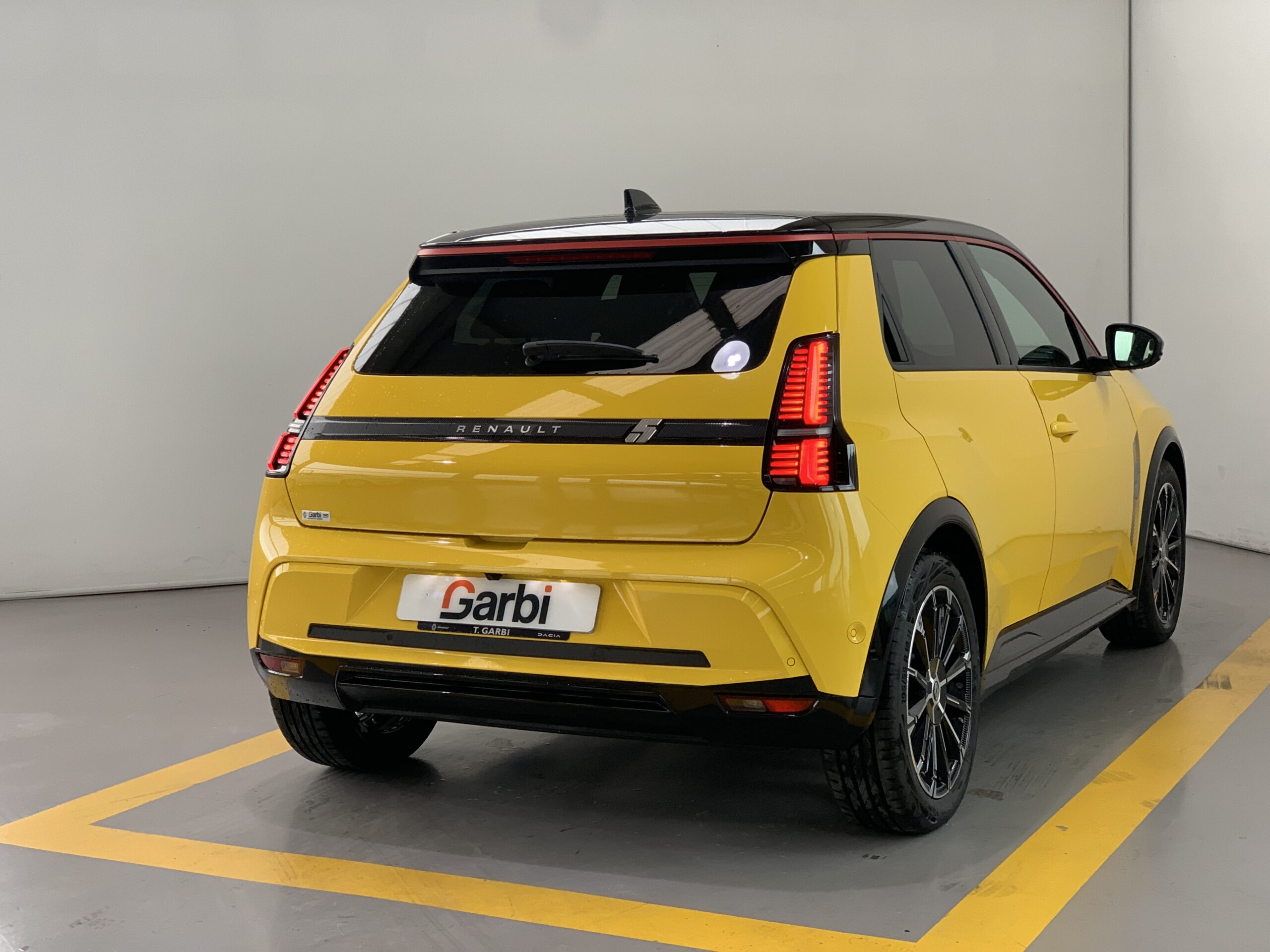 R5 ICONIC CINQ 150CV 100% ELECTRICO AUTONOMIA CONFORT (412KM DE AUTONOMIA)  + CARGA BIDIRECCIONAL POWER TO OBJECT + SISTEMA MULTIMEDIA OPEN RLINK 10,1´´ CON GOOGLE INTEGRADO Y AUDIO PREMIUM HARMAN KARDON + PACK EASY DRIVE