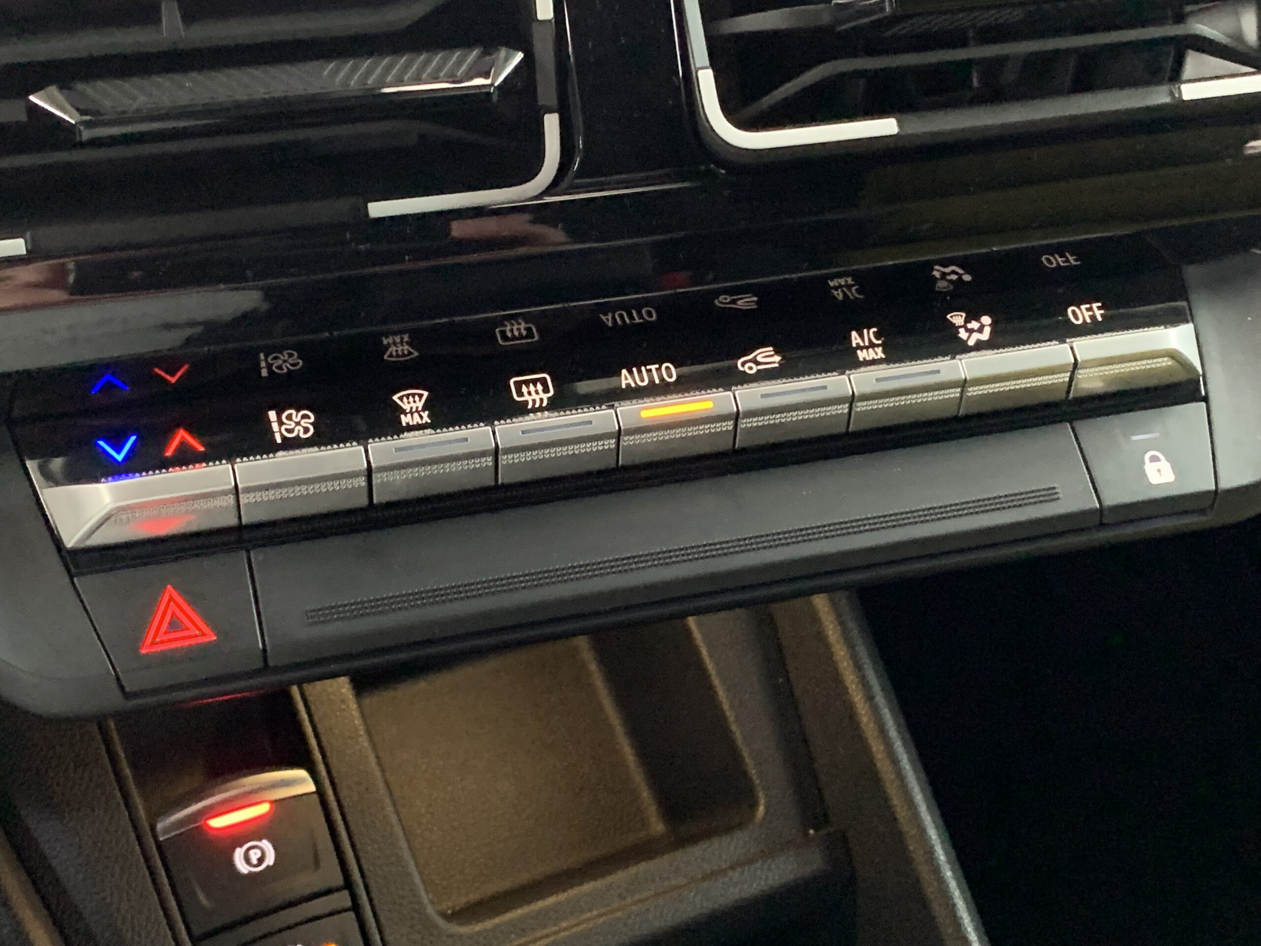 R5 ICONIC CINQ 150CV 100% ELECTRICO AUTONOMIA CONFORT (412KM DE AUTONOMIA)  + CARGA BIDIRECCIONAL POWER TO OBJECT + SISTEMA MULTIMEDIA OPEN RLINK 10,1´´ CON GOOGLE INTEGRADO Y AUDIO PREMIUM HARMAN KARDON + PACK EASY DRIVE