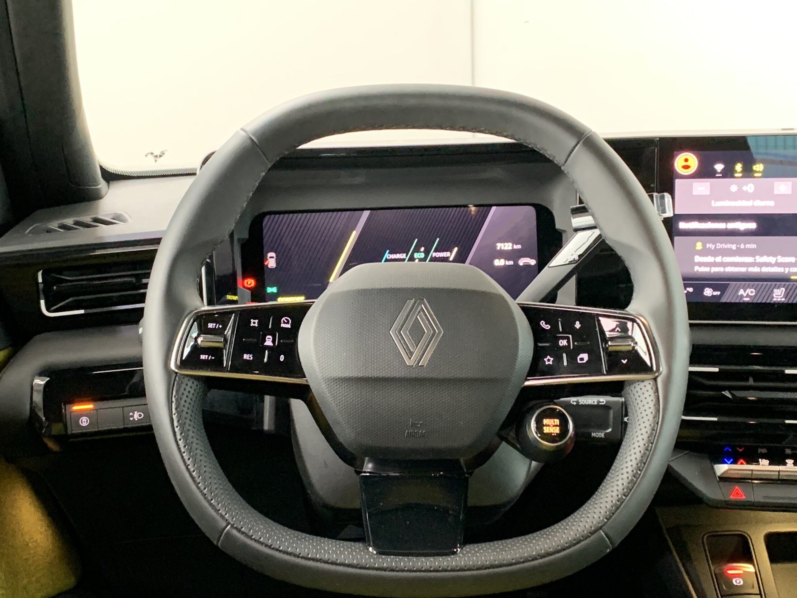 R5 ICONIC CINQ 150CV 100% ELECTRICO AUTONOMIA CONFORT (412KM DE AUTONOMIA)  + CARGA BIDIRECCIONAL POWER TO OBJECT + SISTEMA MULTIMEDIA OPEN RLINK 10,1´´ CON GOOGLE INTEGRADO Y AUDIO PREMIUM HARMAN KARDON + PACK EASY DRIVE