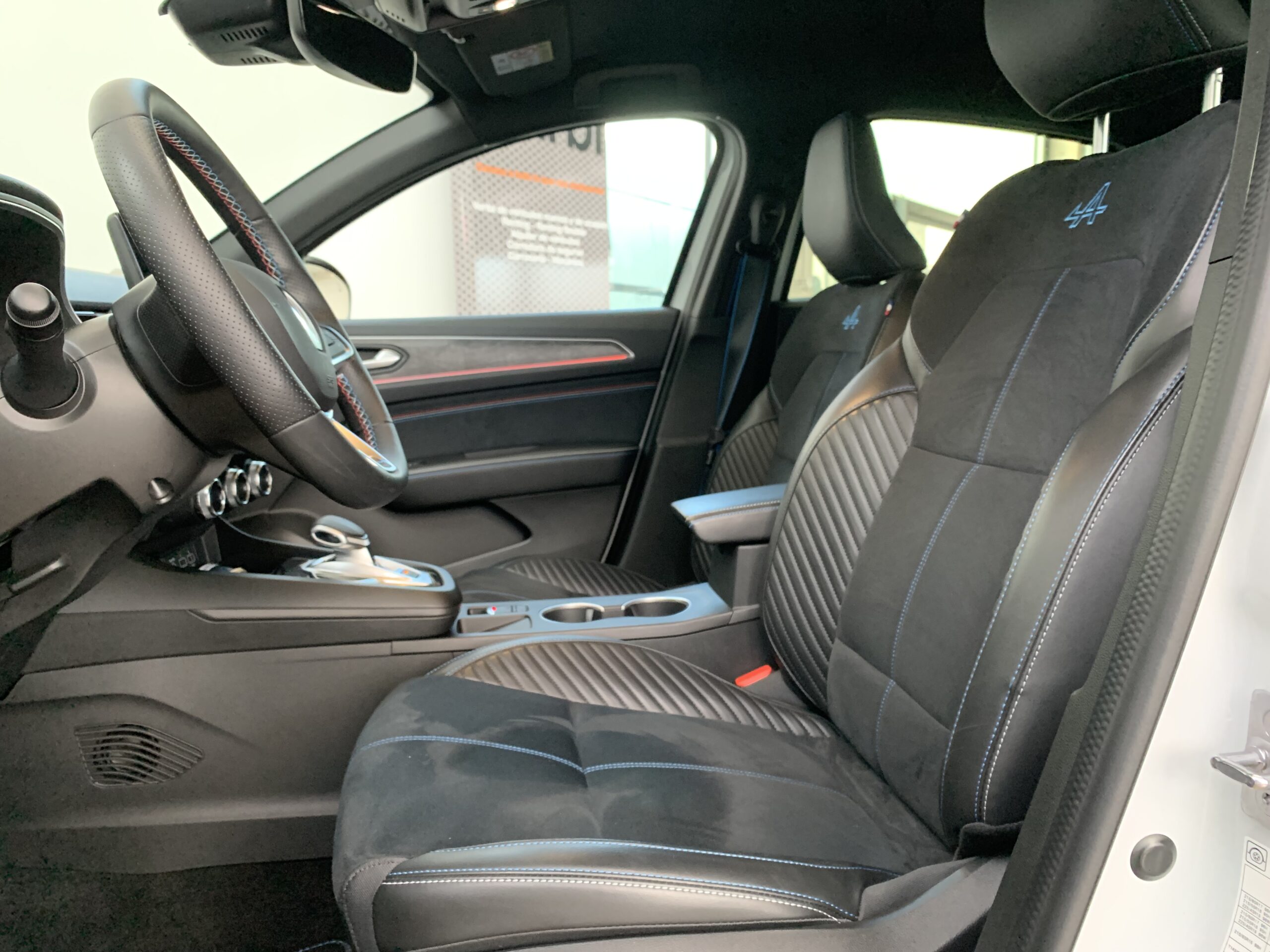 NUEVO ARKANA ESPIRIT ALPINE FULL HYBRID 145CV + TECHO DE COLOR NEGRO + PACK PARKING PLUS