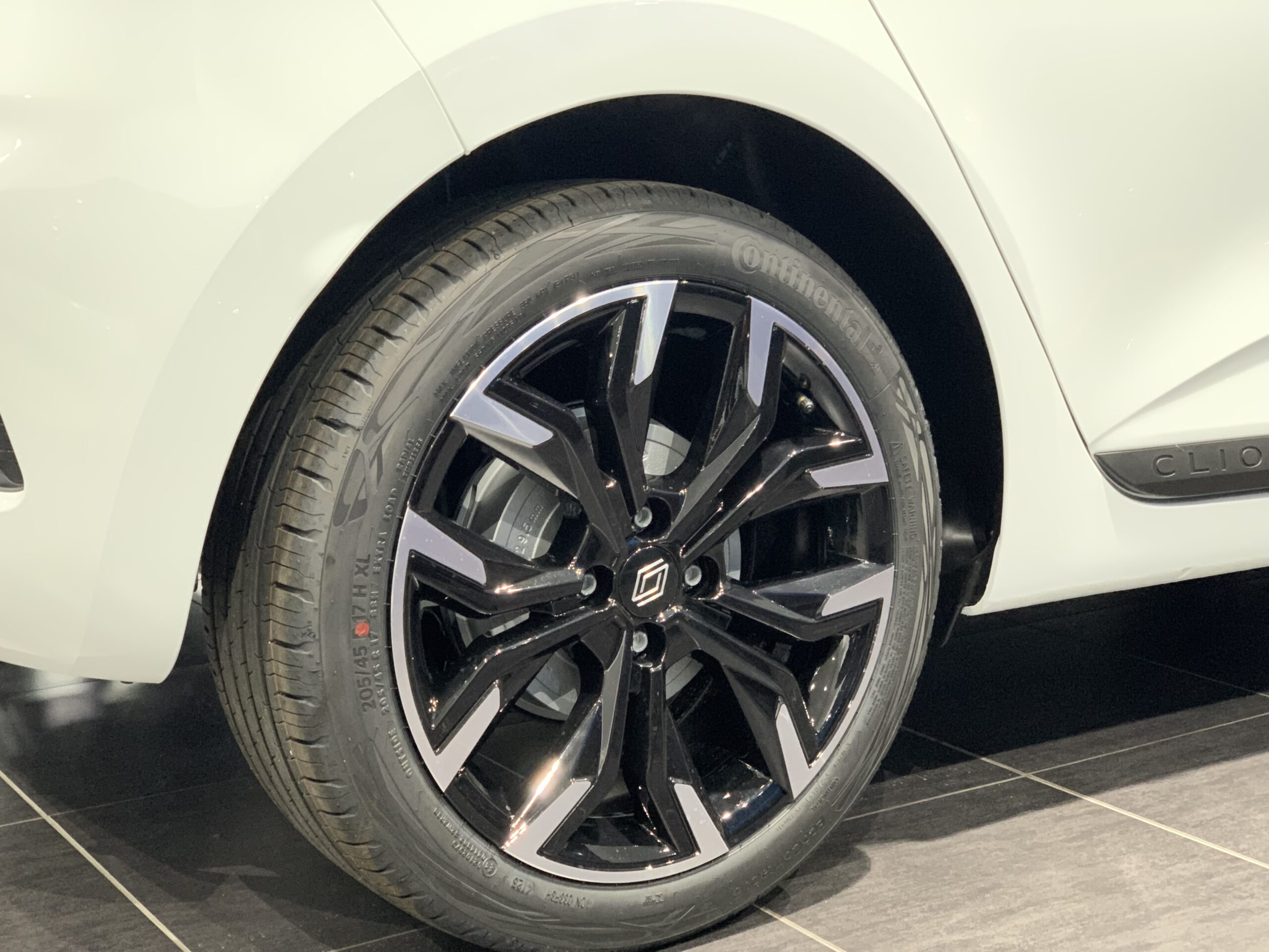 RENAULT CLIO TECHNO FULL HYBRID 145CV + PACK LOOK + RUEDA DE EMERGENCIA