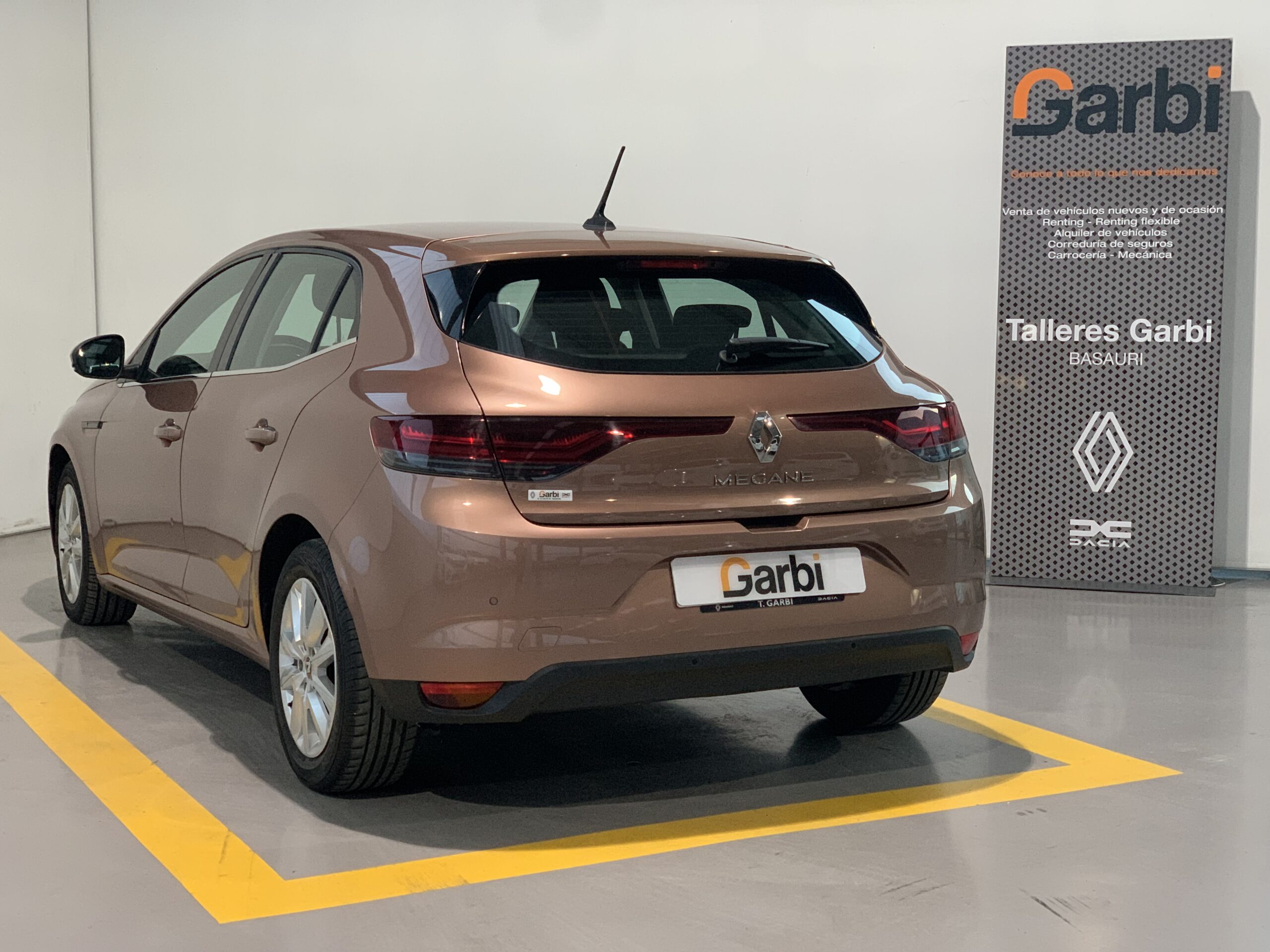 RENAULT MEGANE INTENS BLUE DCI 115CV + PACK NAVEGACION + SENSORES DE APARCAMIENTO DELANTEROS & TRASEROS