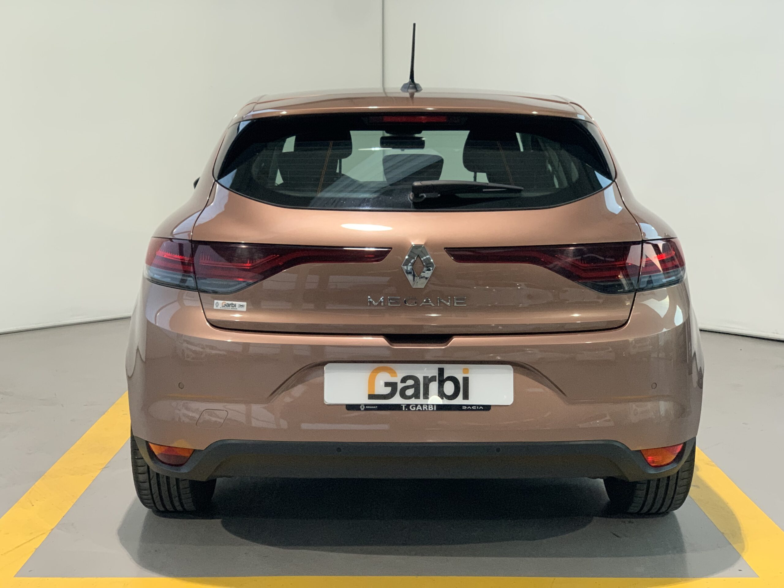 RENAULT MEGANE INTENS BLUE DCI 115CV + PACK NAVEGACION + SENSORES DE APARCAMIENTO DELANTEROS & TRASEROS