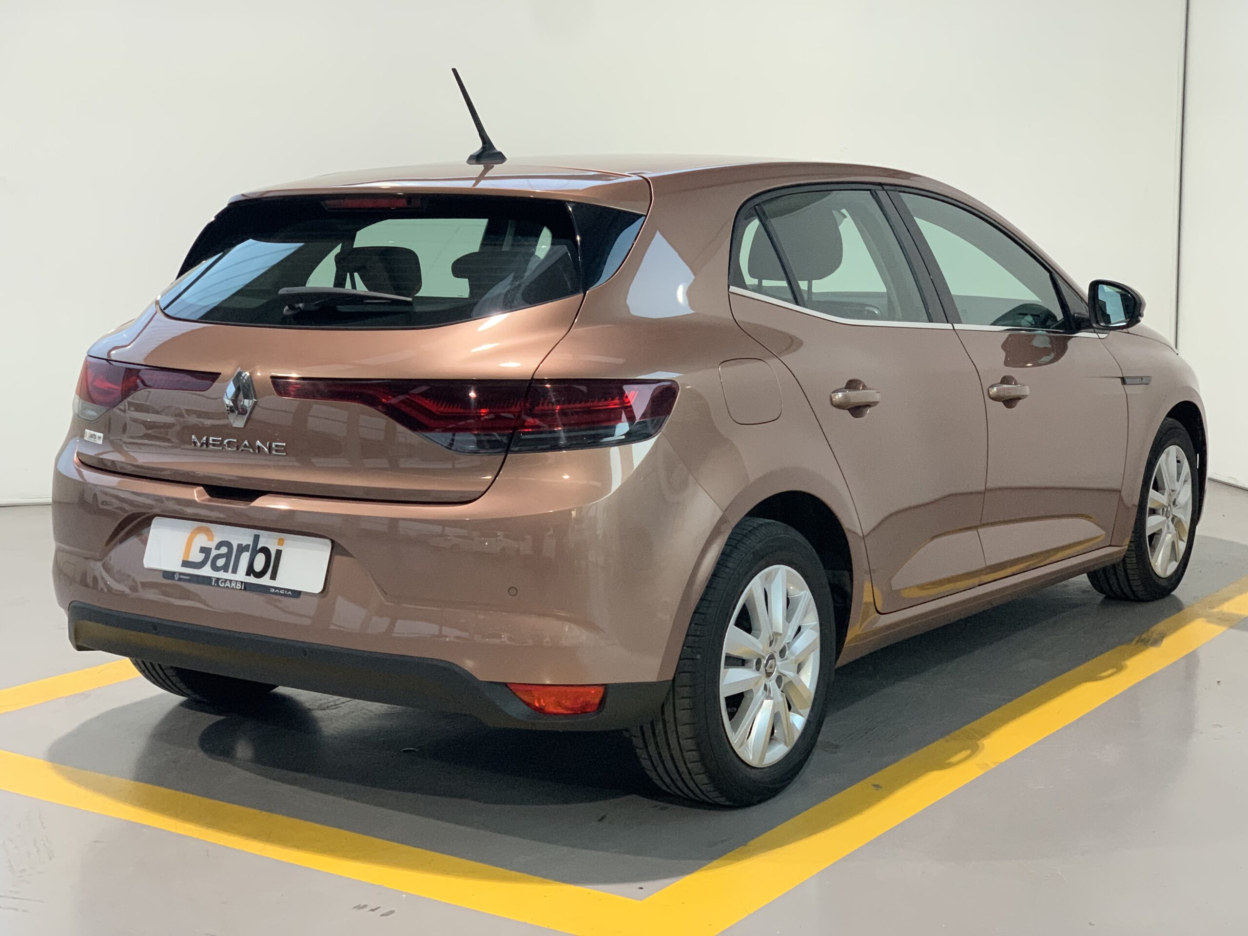 RENAULT MEGANE INTENS BLUE DCI 115CV + PACK NAVEGACION + SENSORES DE APARCAMIENTO DELANTEROS & TRASEROS