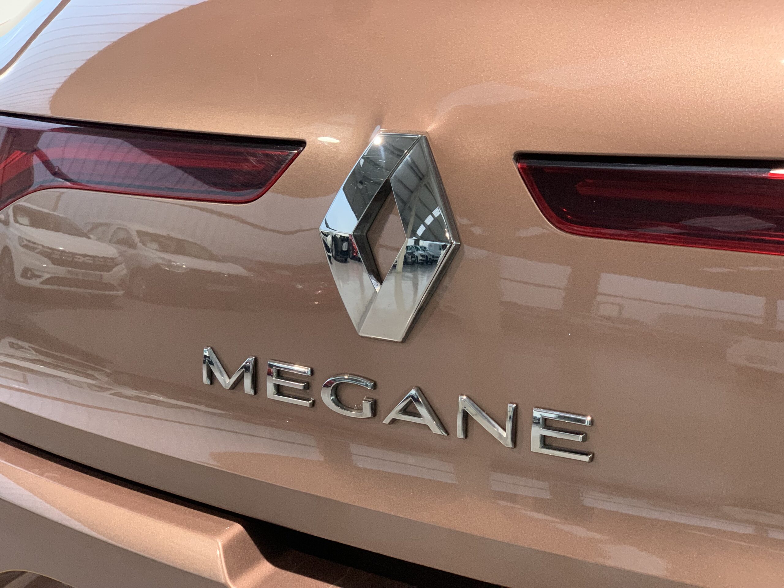 RENAULT MEGANE INTENS BLUE DCI 115CV + PACK NAVEGACION + SENSORES DE APARCAMIENTO DELANTEROS & TRASEROS