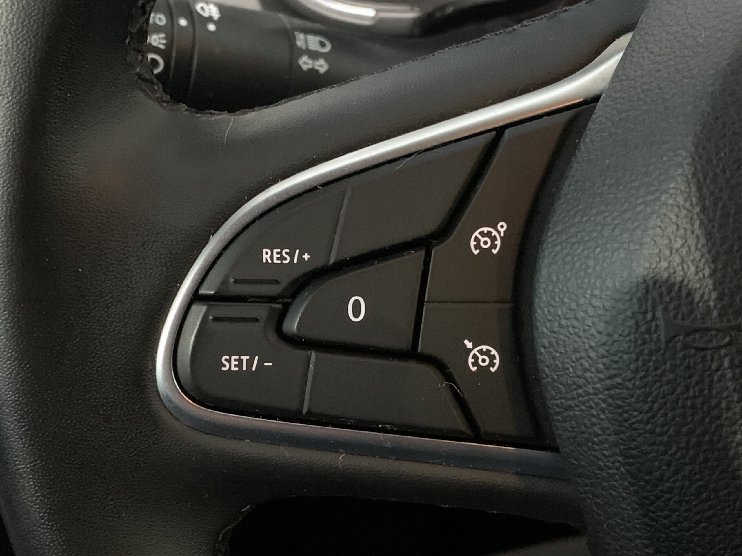 RENAULT MEGANE INTENS BLUE DCI 115CV + PACK NAVEGACION + SENSORES DE APARCAMIENTO DELANTEROS & TRASEROS