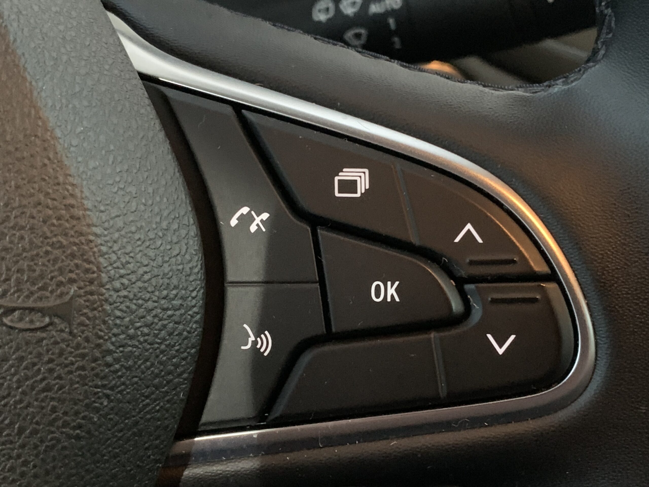 RENAULT MEGANE INTENS BLUE DCI 115CV + PACK NAVEGACION + SENSORES DE APARCAMIENTO DELANTEROS & TRASEROS