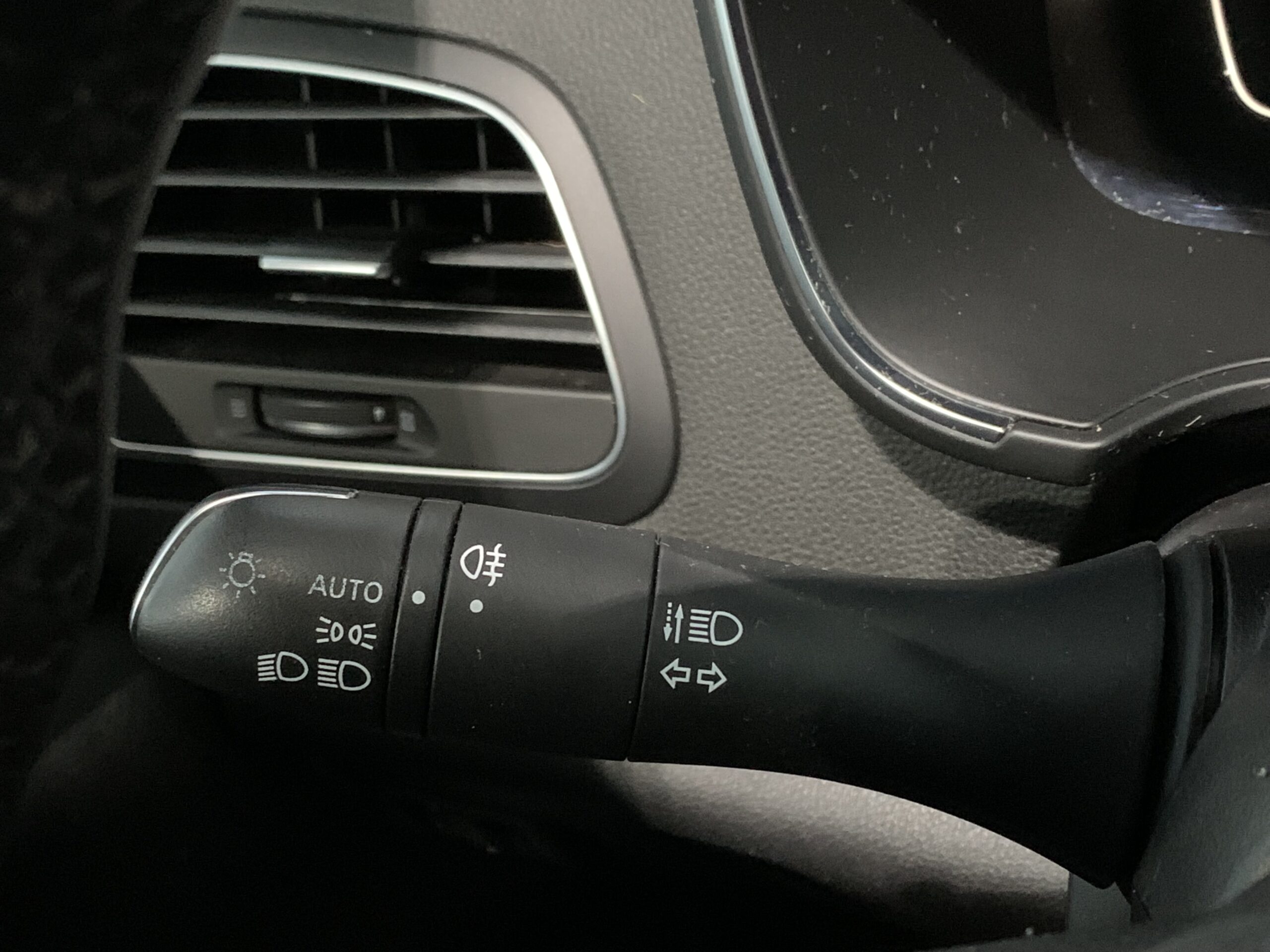 RENAULT MEGANE INTENS BLUE DCI 115CV + PACK NAVEGACION + SENSORES DE APARCAMIENTO DELANTEROS & TRASEROS